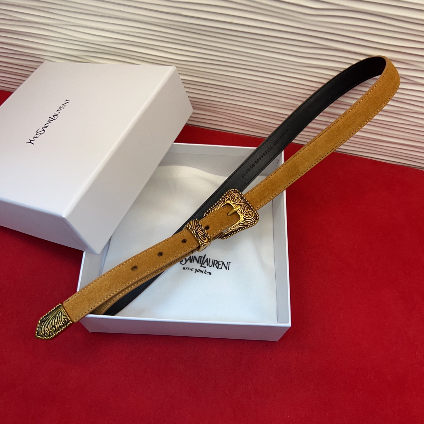 伊夫圣罗兰YSL自诞生的那一刻起，就在人们心中留下了色彩缤纷.浪漫高雅的形象，经典而不落俗套是他的特征。