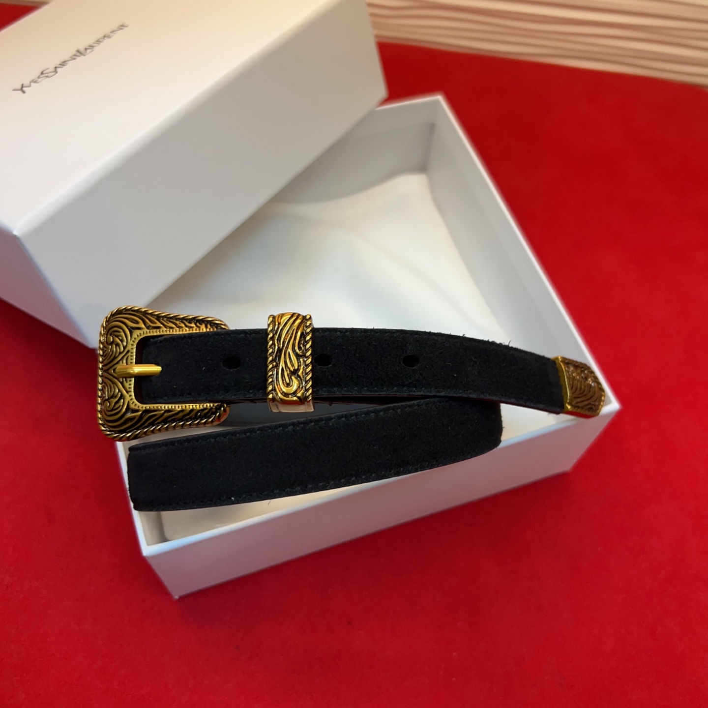 伊夫圣罗兰YSL自诞生的那一刻起，就在人们心中留下了色彩缤纷.浪漫高雅的形象，经典而不落俗套是他的特征。