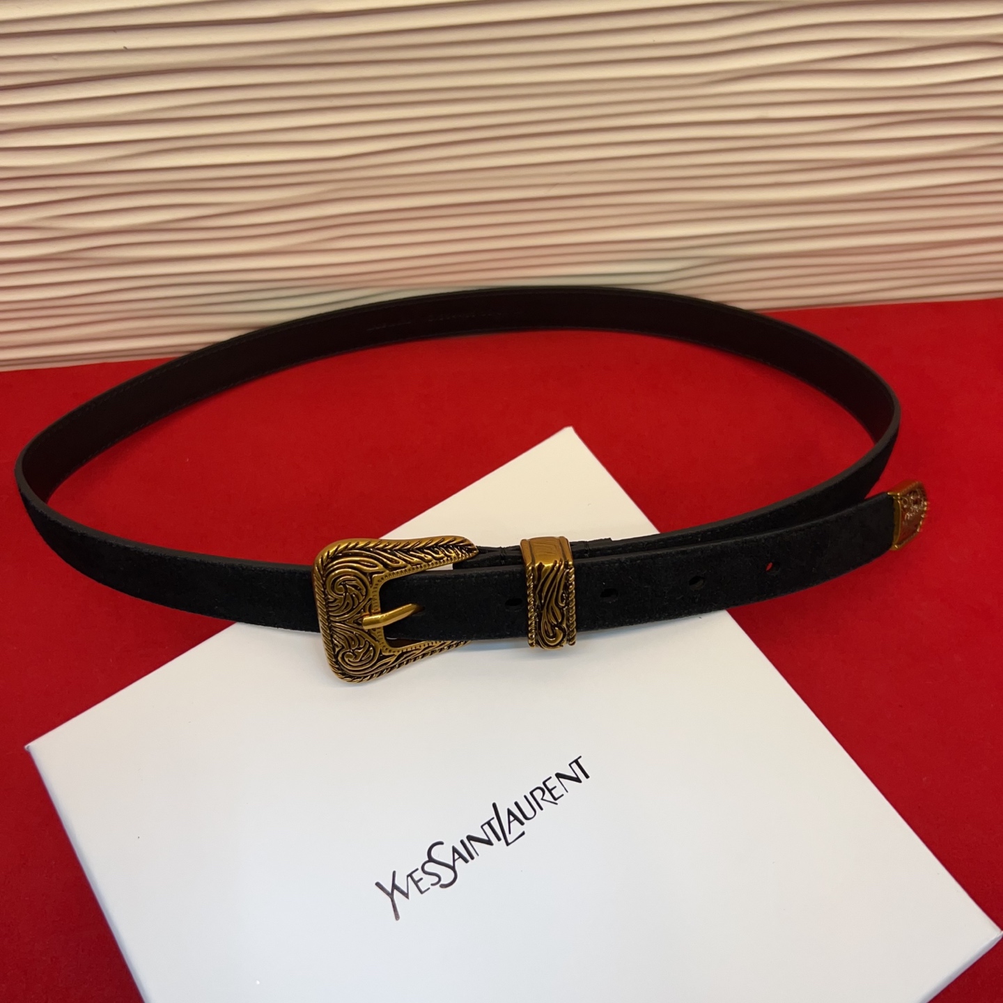 伊夫圣罗兰YSL自诞生的那一刻起，就在人们心中留下了色彩缤纷.浪漫高雅的形象，经典而不落俗套是他的特征。