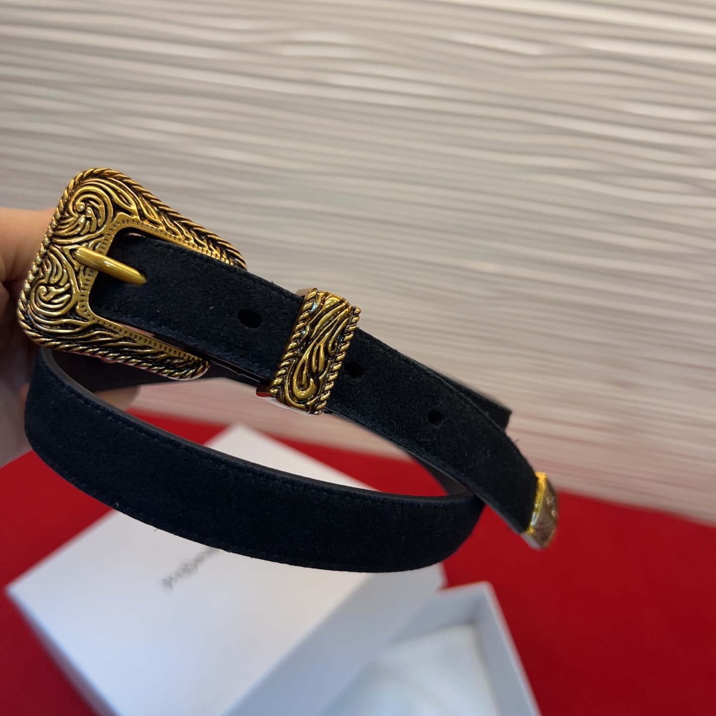 伊夫圣罗兰YSL自诞生的那一刻起，就在人们心中留下了色彩缤纷.浪漫高雅的形象，经典而不落俗套是他的特征。