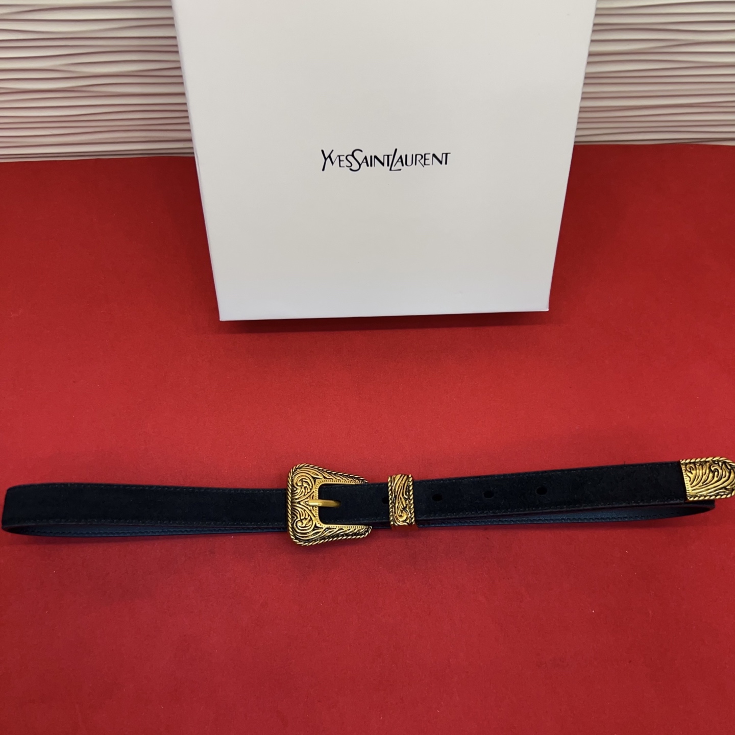 伊夫圣罗兰YSL自诞生的那一刻起，就在人们心中留下了色彩缤纷.浪漫高雅的形象，经典而不落俗套是他的特征。