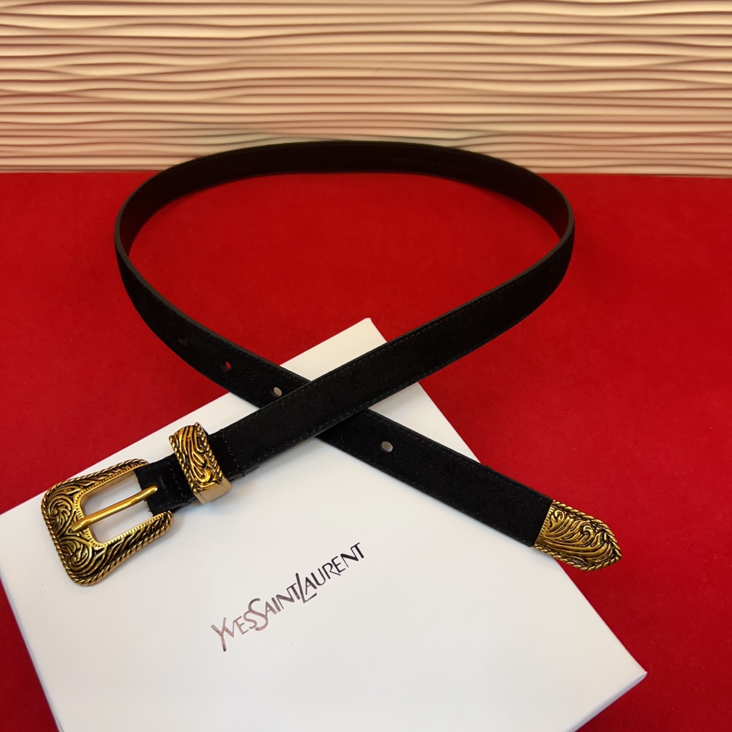 伊夫圣罗兰YSL自诞生的那一刻起，就在人们心中留下了色彩缤纷.浪漫高雅的形象，经典而不落俗套是他的特征。