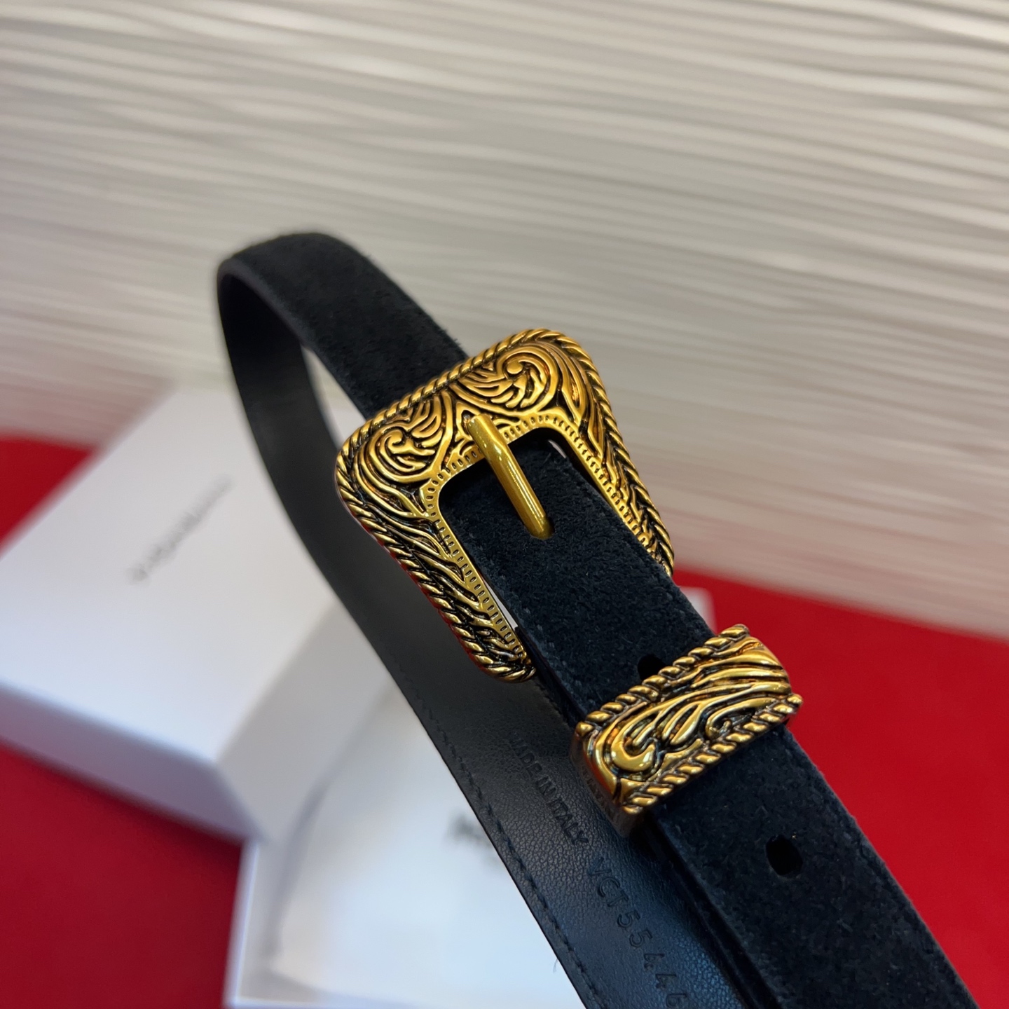 伊夫圣罗兰YSL自诞生的那一刻起，就在人们心中留下了色彩缤纷.浪漫高雅的形象，经典而不落俗套是他的特征。