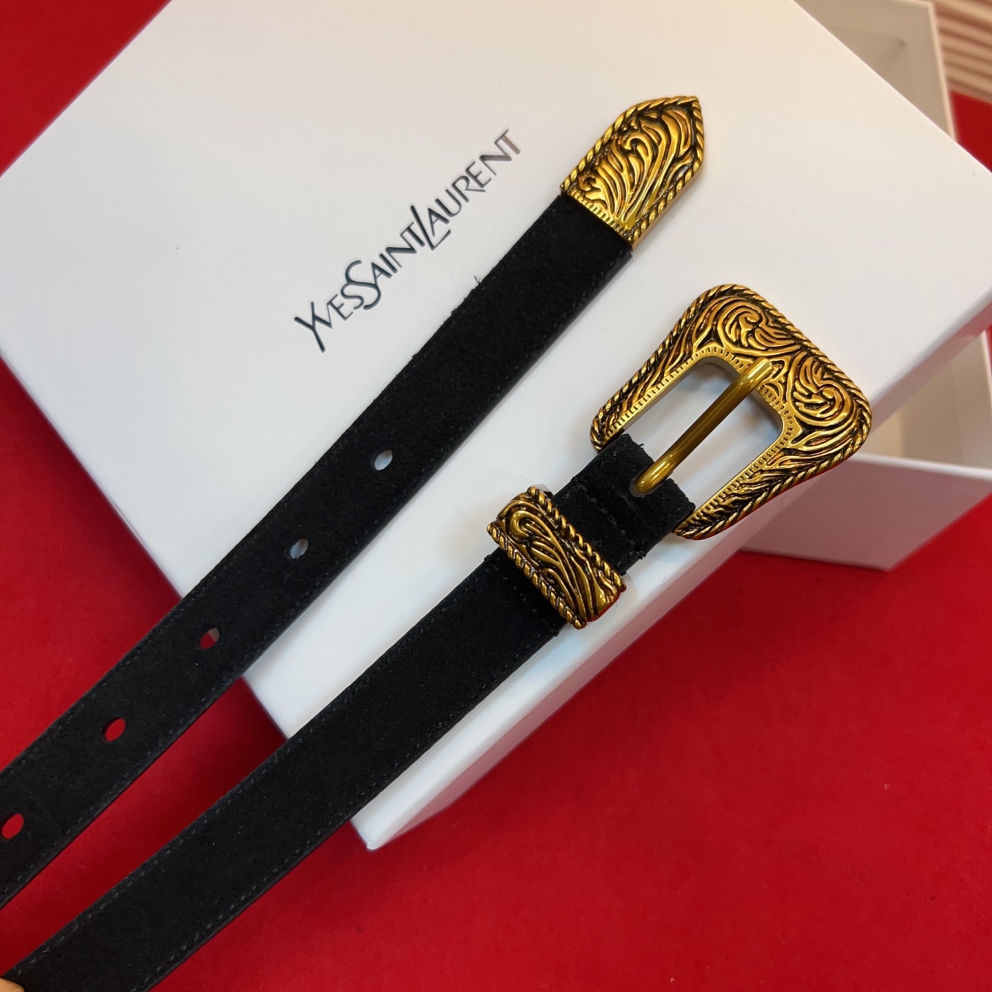 伊夫圣罗兰YSL自诞生的那一刻起，就在人们心中留下了色彩缤纷.浪漫高雅的形象，经典而不落俗套是他的特征。