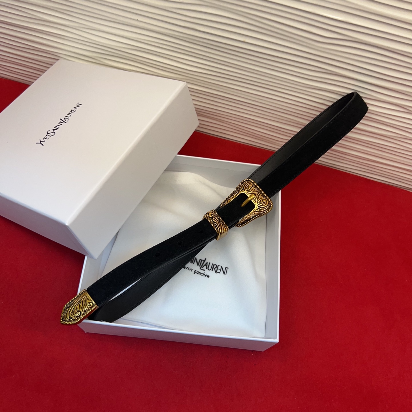 伊夫圣罗兰YSL自诞生的那一刻起，就在人们心中留下了色彩缤纷.浪漫高雅的形象，经典而不落俗套是他的特征。