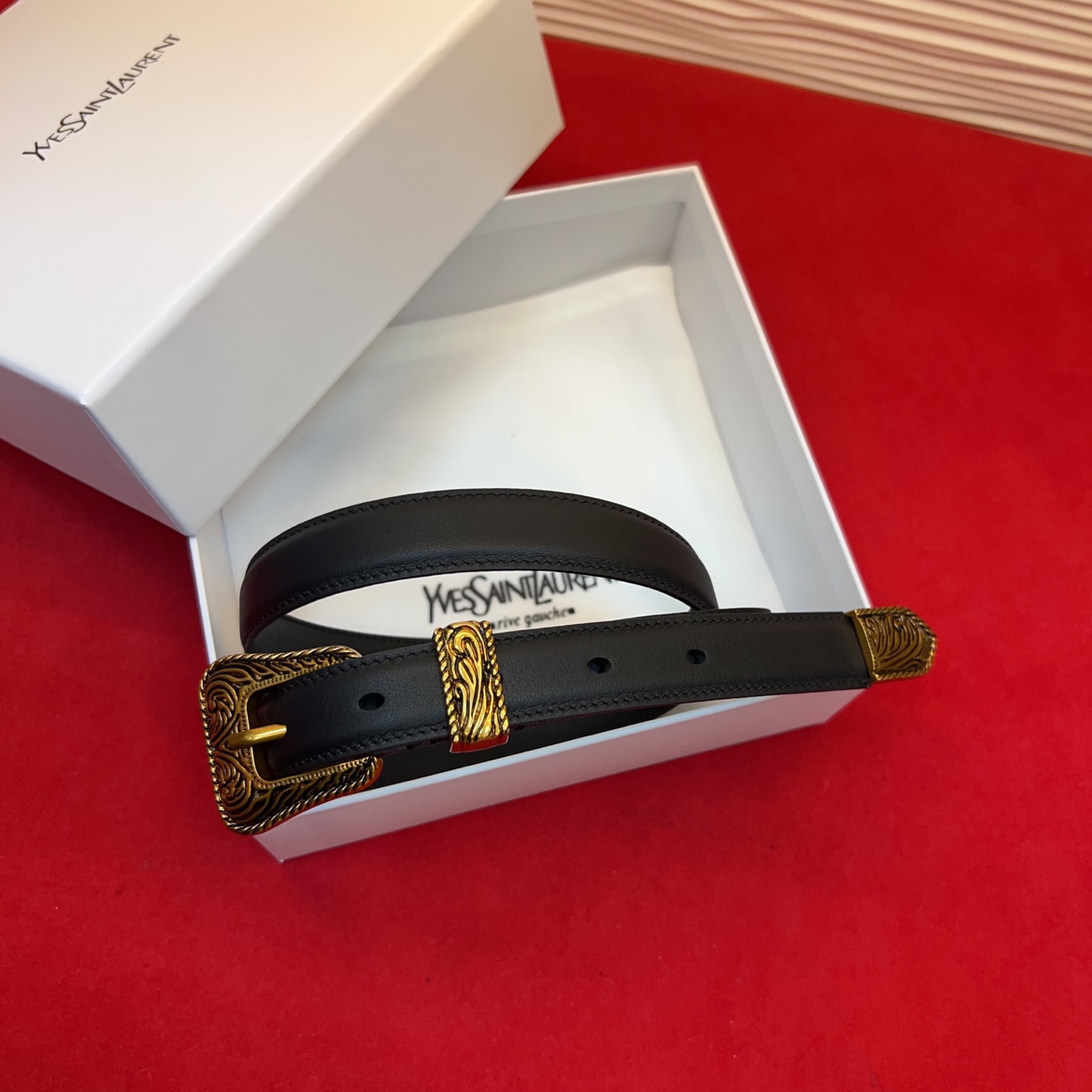 伊夫圣罗兰YSL自诞生的那一刻起，就在人们心中留下了色彩缤纷.浪漫高雅的形象，经典而不落俗套是他的特征。