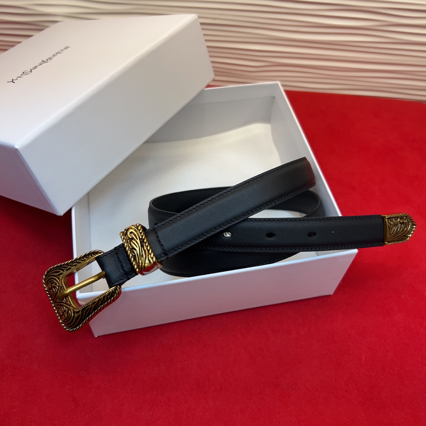 伊夫圣罗兰YSL自诞生的那一刻起，就在人们心中留下了色彩缤纷.浪漫高雅的形象，经典而不落俗套是他的特征。