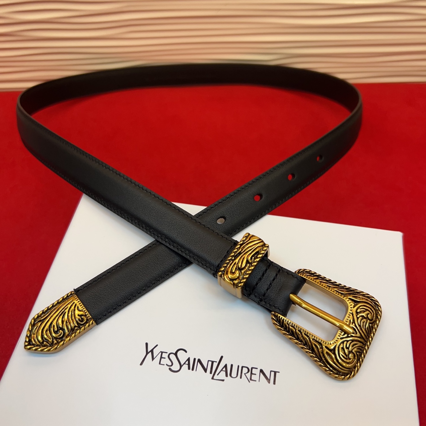 伊夫圣罗兰YSL自诞生的那一刻起，就在人们心中留下了色彩缤纷.浪漫高雅的形象，经典而不落俗套是他的特征。