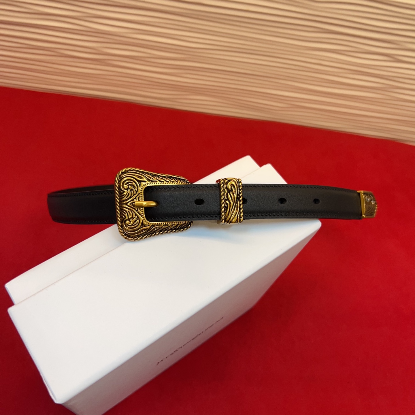 伊夫圣罗兰YSL自诞生的那一刻起，就在人们心中留下了色彩缤纷.浪漫高雅的形象，经典而不落俗套是他的特征。