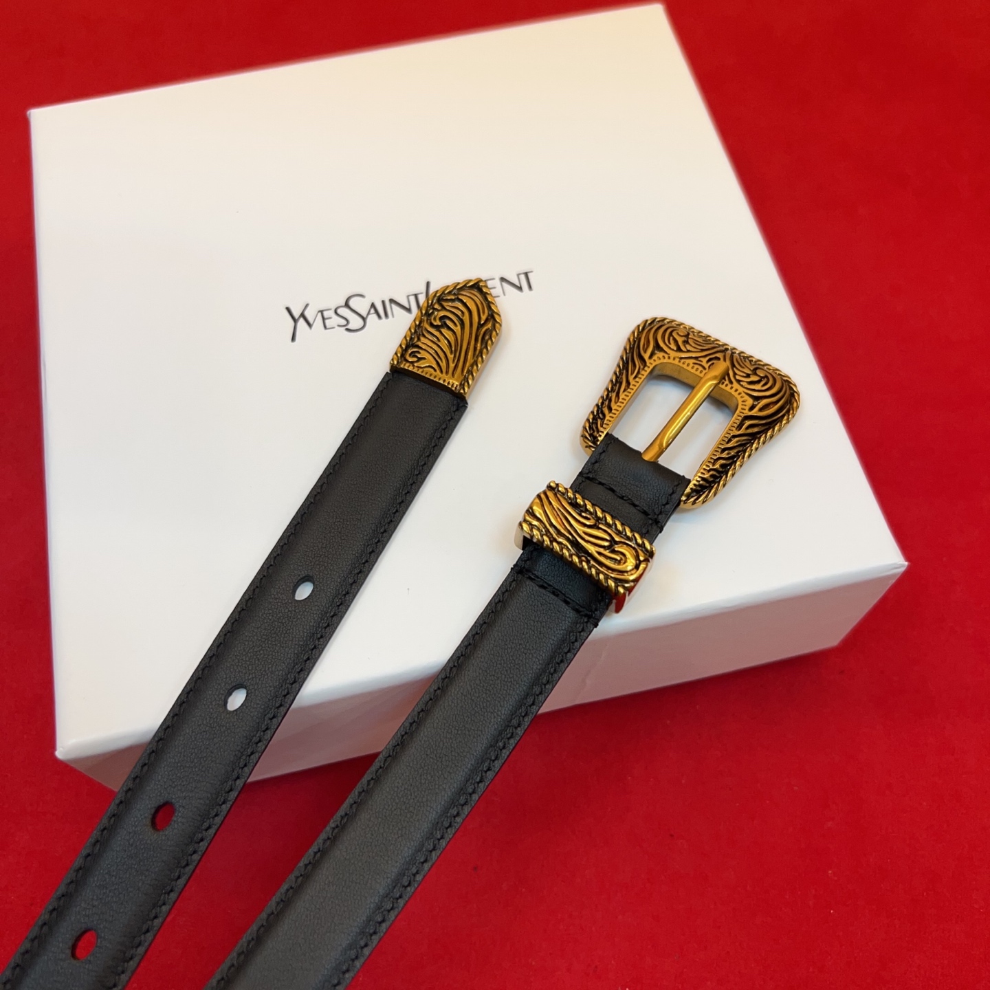 伊夫圣罗兰YSL自诞生的那一刻起，就在人们心中留下了色彩缤纷.浪漫高雅的形象，经典而不落俗套是他的特征。