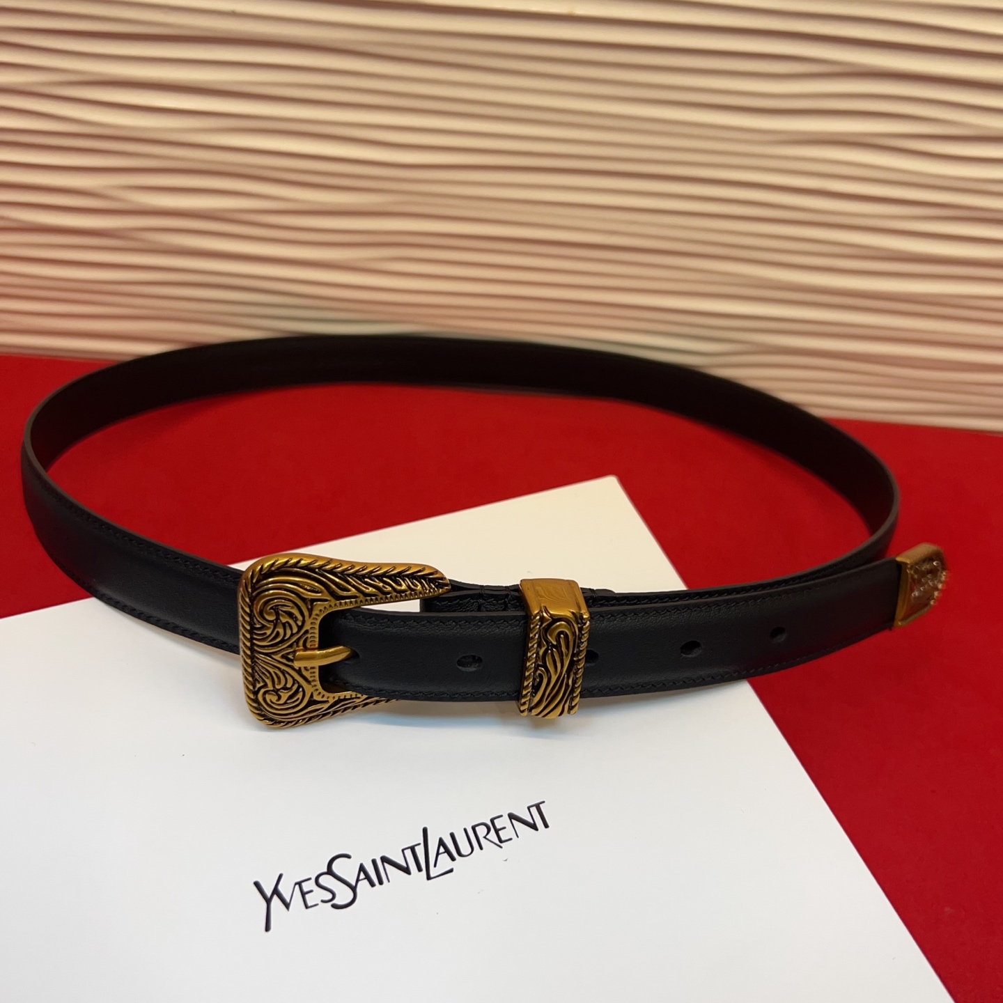 伊夫圣罗兰YSL自诞生的那一刻起，就在人们心中留下了色彩缤纷.浪漫高雅的形象，经典而不落俗套是他的特征。