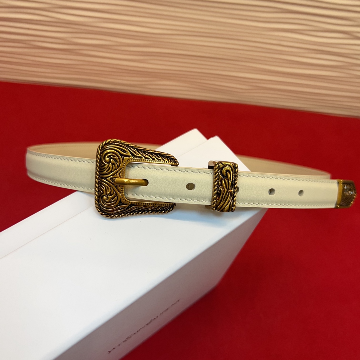 伊夫圣罗兰YSL自诞生的那一刻起，就在人们心中留下了色彩缤纷.浪漫高雅的形象，经典而不落俗套是他的特征。