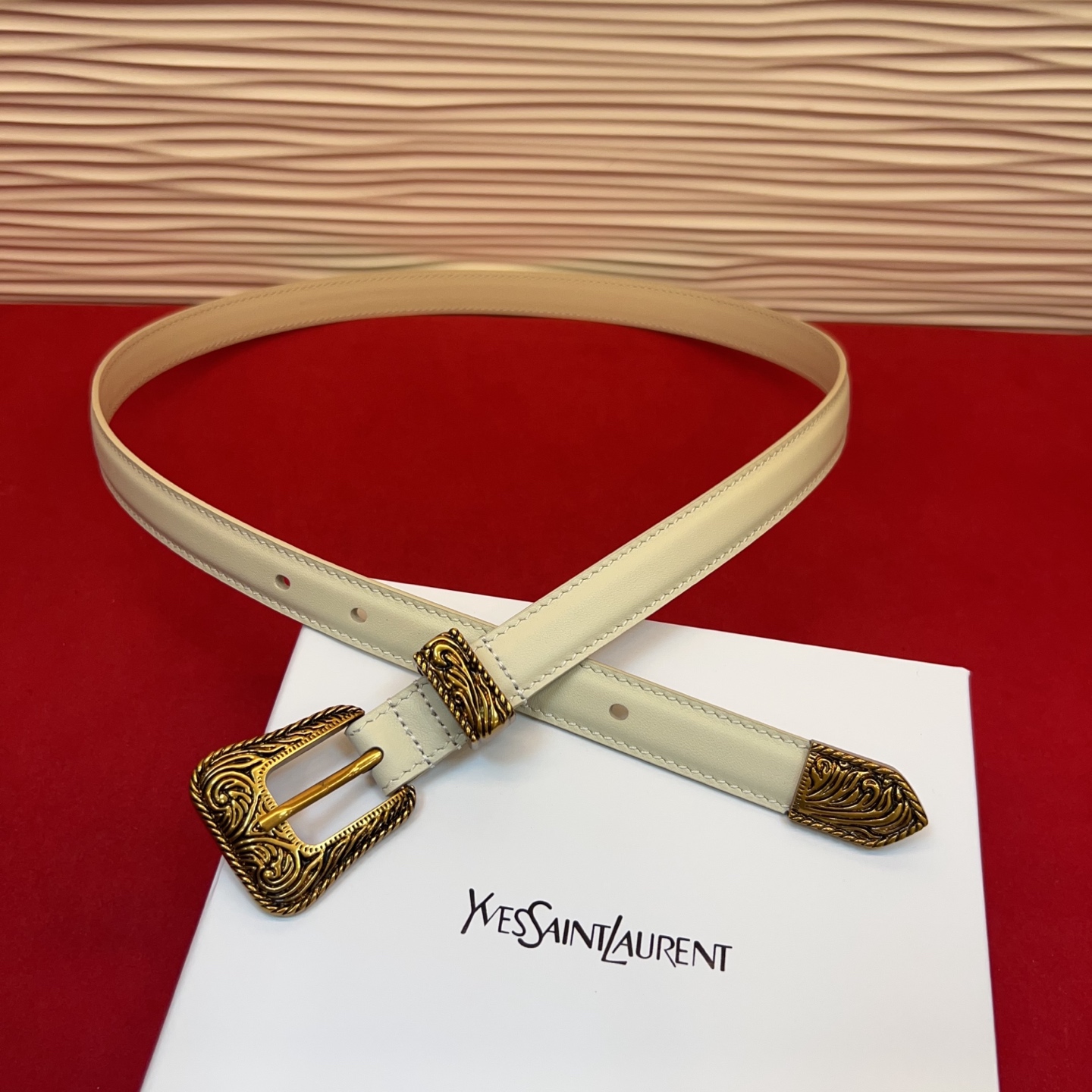 伊夫圣罗兰YSL自诞生的那一刻起，就在人们心中留下了色彩缤纷.浪漫高雅的形象，经典而不落俗套是他的特征。