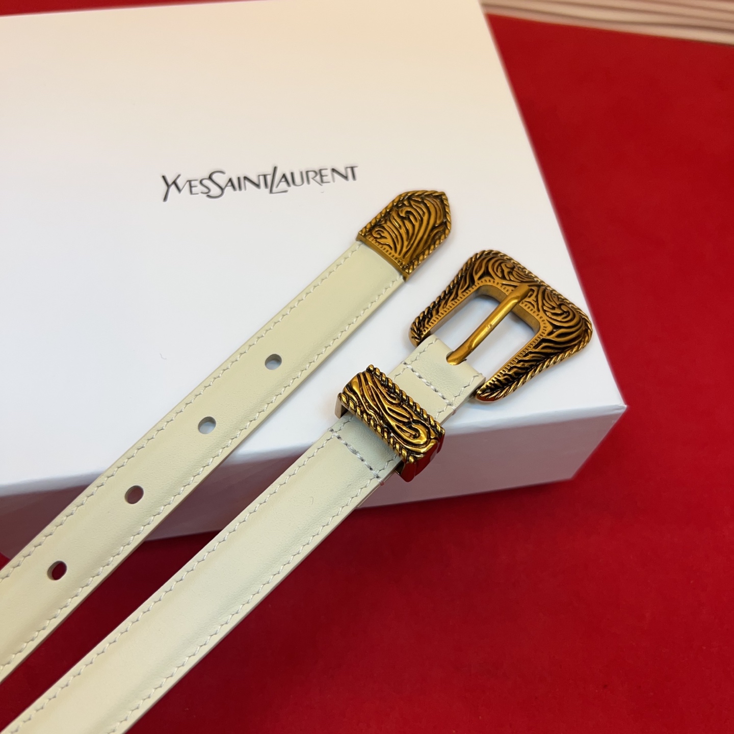 伊夫圣罗兰YSL自诞生的那一刻起，就在人们心中留下了色彩缤纷.浪漫高雅的形象，经典而不落俗套是他的特征。