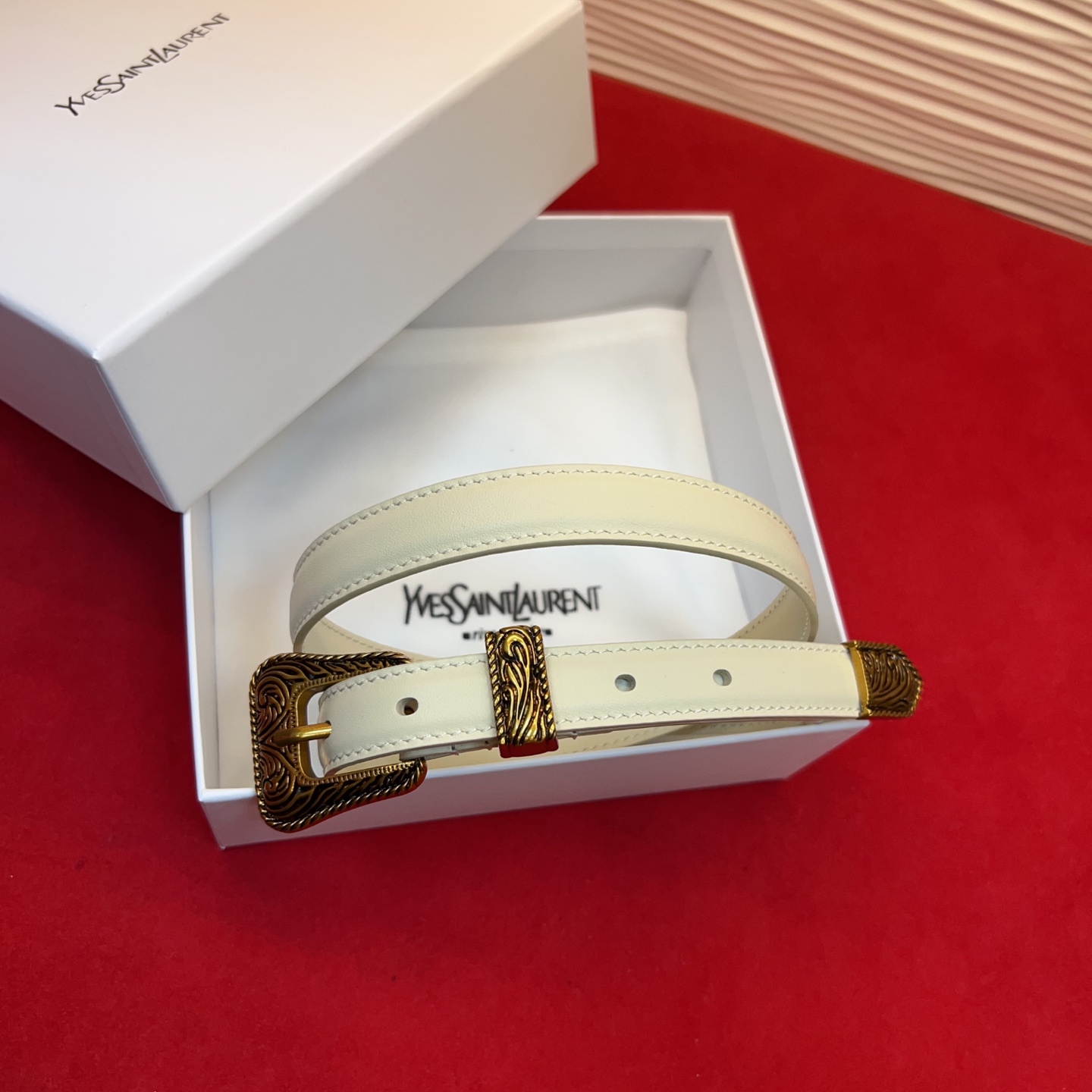 伊夫圣罗兰YSL自诞生的那一刻起，就在人们心中留下了色彩缤纷.浪漫高雅的形象，经典而不落俗套是他的特征。