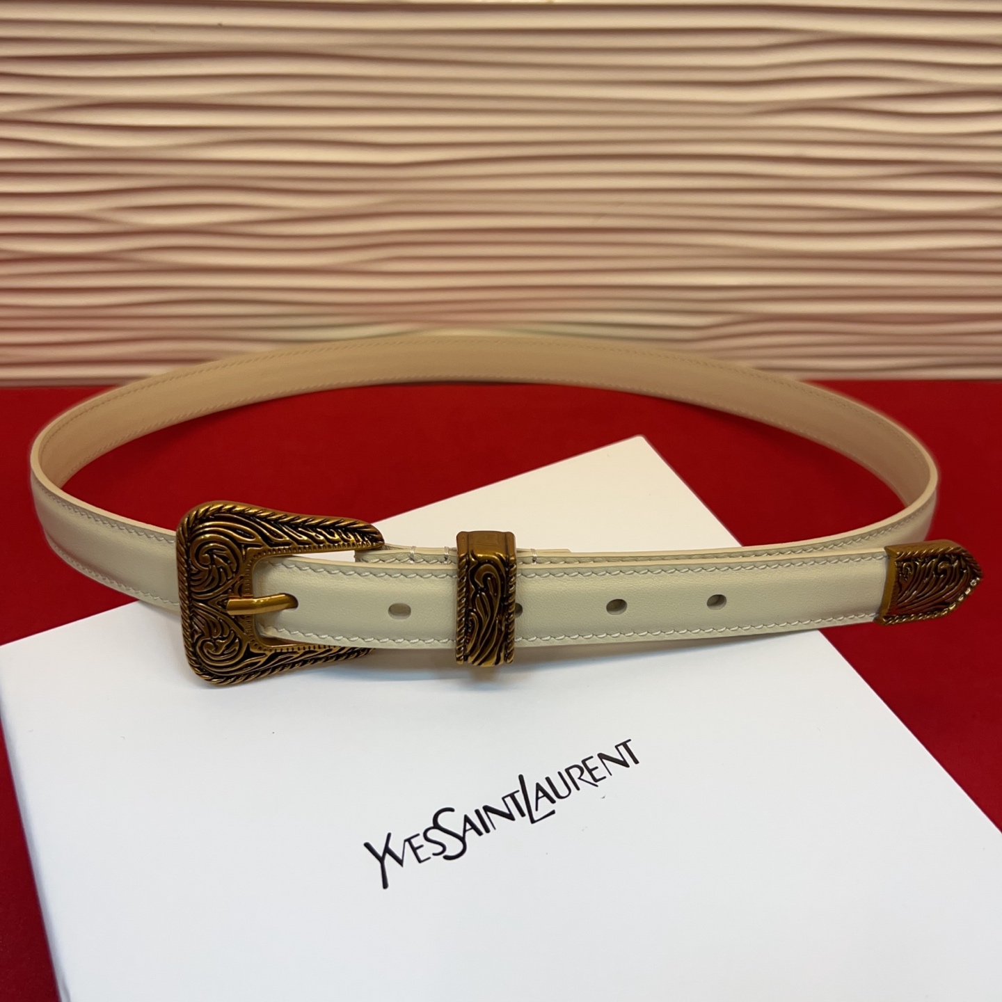 伊夫圣罗兰YSL自诞生的那一刻起，就在人们心中留下了色彩缤纷.浪漫高雅的形象，经典而不落俗套是他的特征。