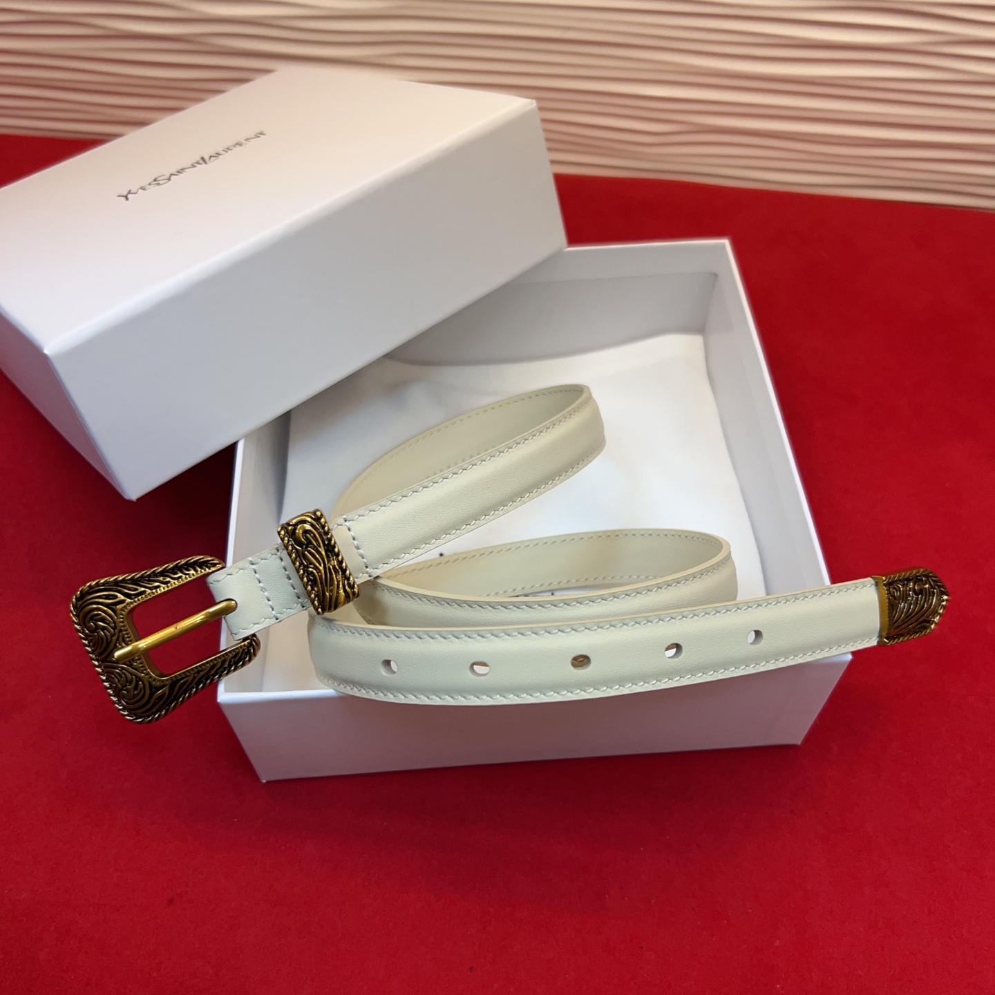 伊夫圣罗兰YSL自诞生的那一刻起，就在人们心中留下了色彩缤纷.浪漫高雅的形象，经典而不落俗套是他的特征。