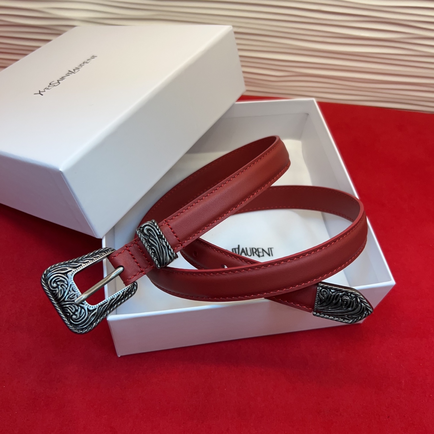 伊夫圣罗兰YSL自诞生的那一刻起，就在人们心中留下了色彩缤纷.浪漫高雅的形象，经典而不落俗套是他的特征。