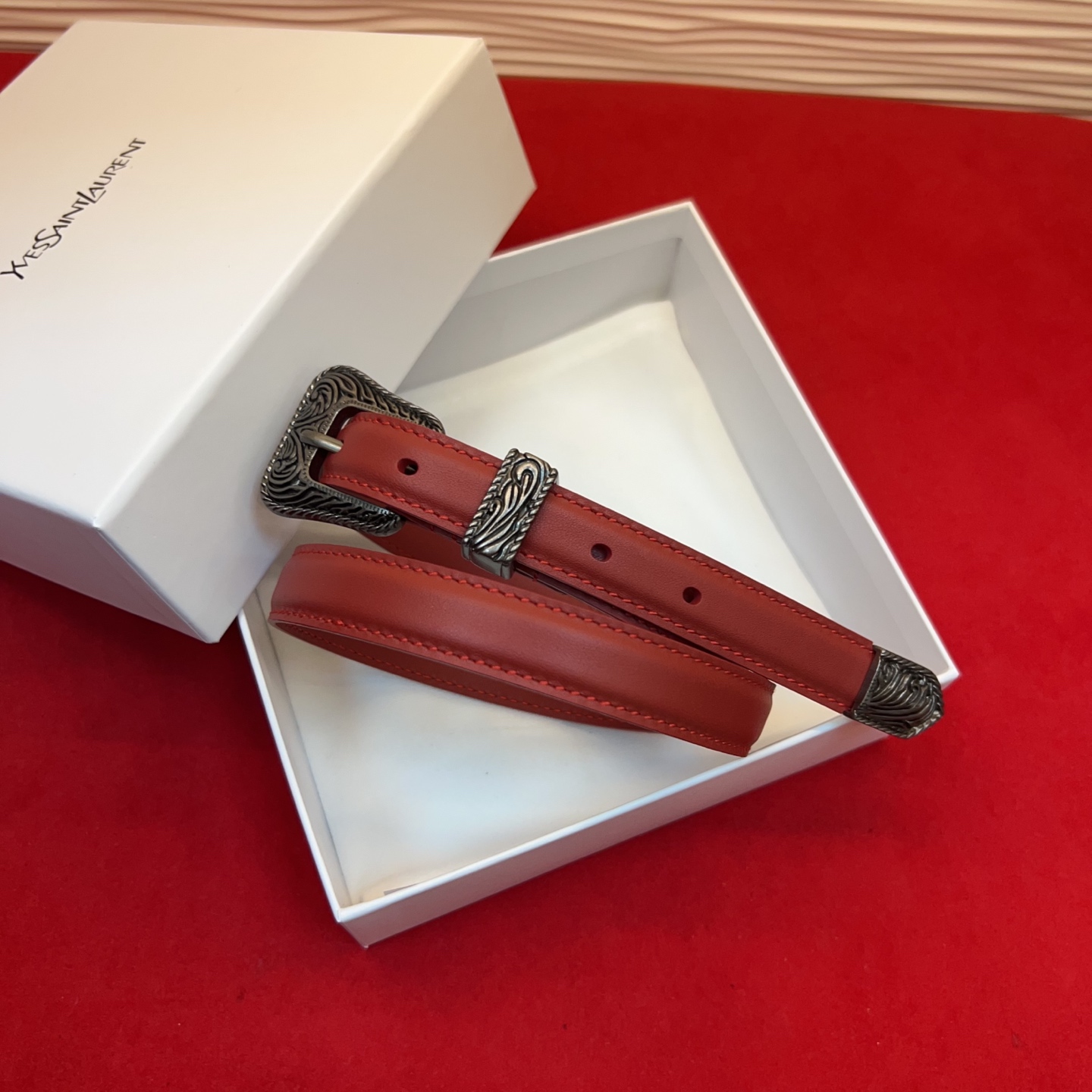 伊夫圣罗兰YSL自诞生的那一刻起，就在人们心中留下了色彩缤纷.浪漫高雅的形象，经典而不落俗套是他的特征。