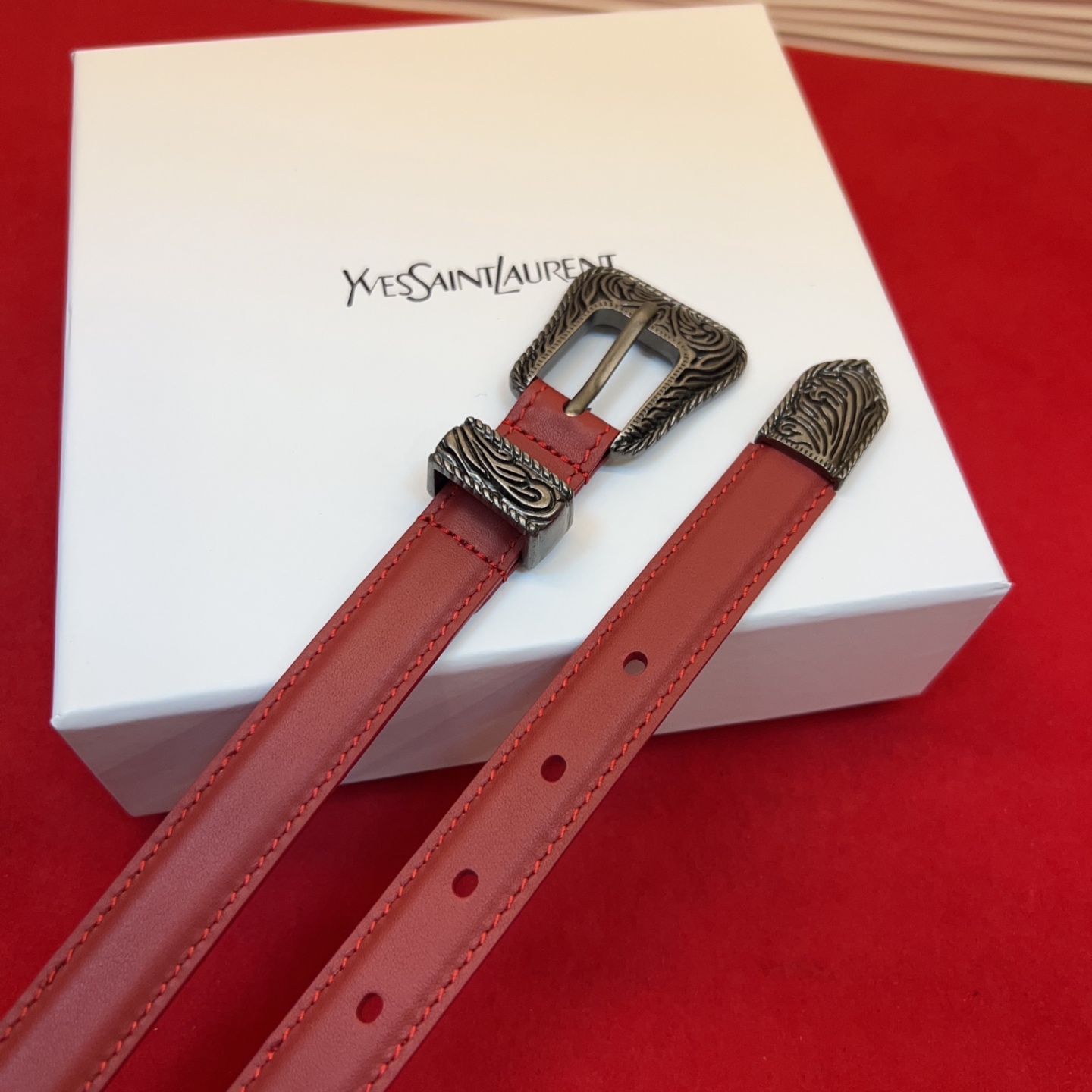 伊夫圣罗兰YSL自诞生的那一刻起，就在人们心中留下了色彩缤纷.浪漫高雅的形象，经典而不落俗套是他的特征。