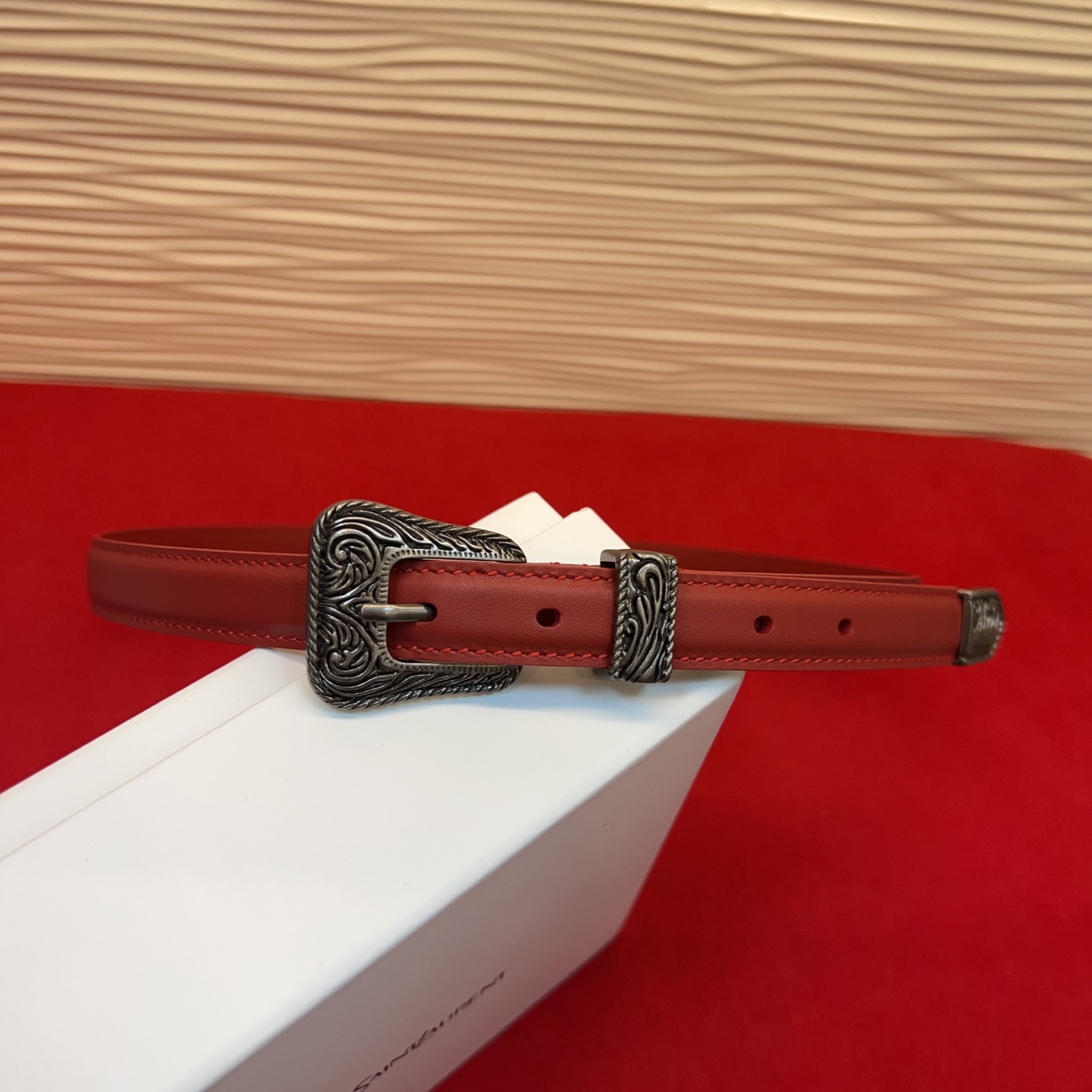 伊夫圣罗兰YSL自诞生的那一刻起，就在人们心中留下了色彩缤纷.浪漫高雅的形象，经典而不落俗套是他的特征。