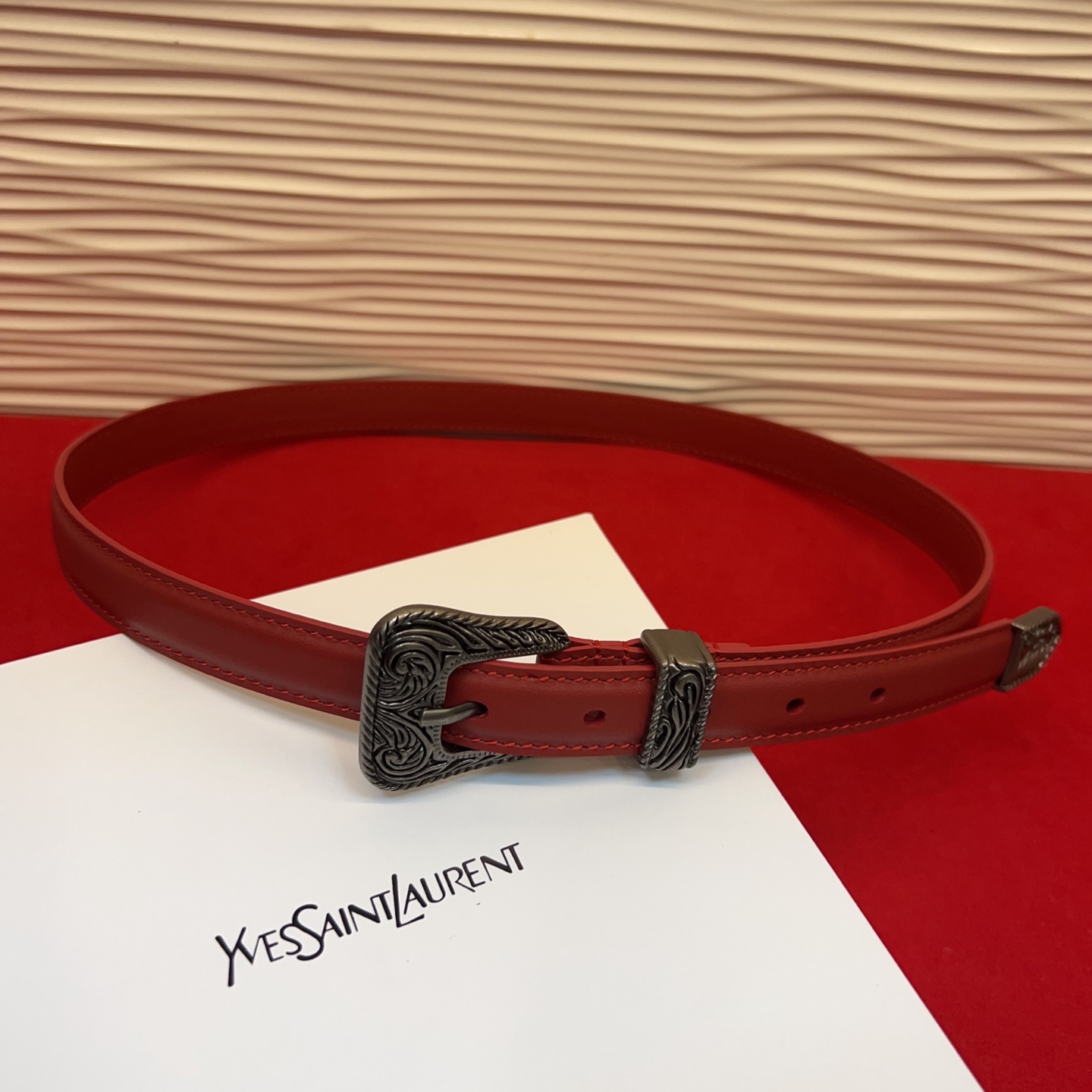 伊夫圣罗兰YSL自诞生的那一刻起，就在人们心中留下了色彩缤纷.浪漫高雅的形象，经典而不落俗套是他的特征。