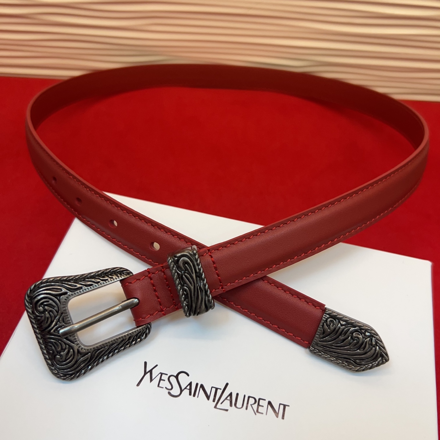 伊夫圣罗兰YSL自诞生的那一刻起，就在人们心中留下了色彩缤纷.浪漫高雅的形象，经典而不落俗套是他的特征。