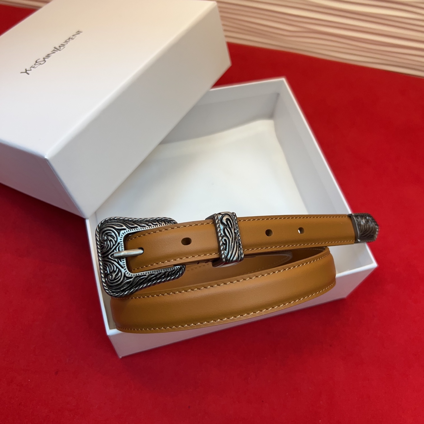 伊夫圣罗兰YSL自诞生的那一刻起，就在人们心中留下了色彩缤纷.浪漫高雅的形象，经典而不落俗套是他的特征。