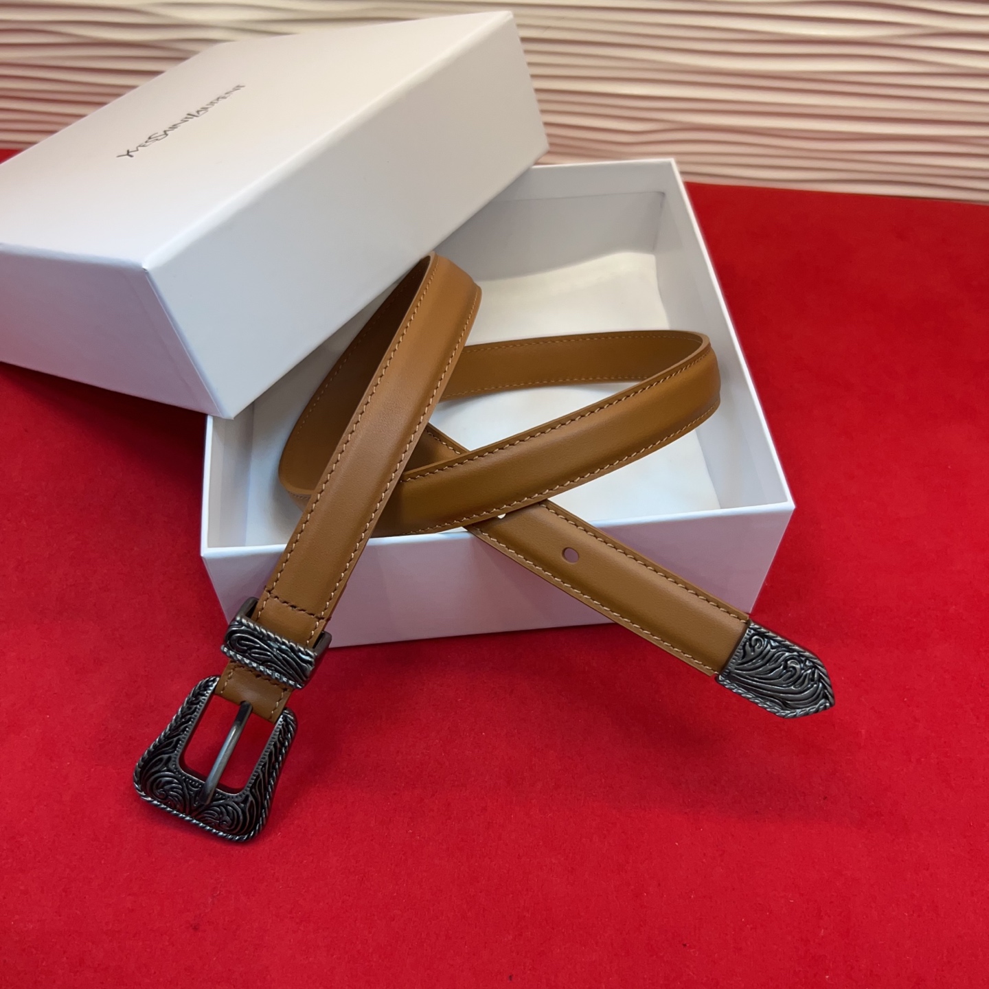 伊夫圣罗兰YSL自诞生的那一刻起，就在人们心中留下了色彩缤纷.浪漫高雅的形象，经典而不落俗套是他的特征。