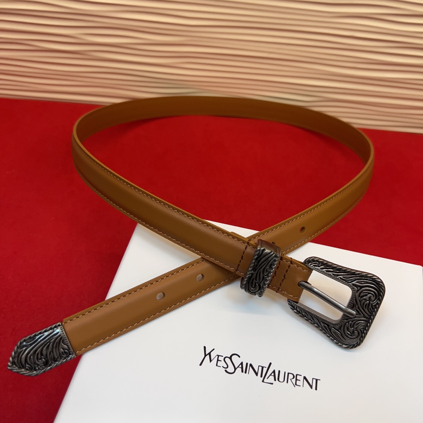 伊夫圣罗兰YSL自诞生的那一刻起，就在人们心中留下了色彩缤纷.浪漫高雅的形象，经典而不落俗套是他的特征。