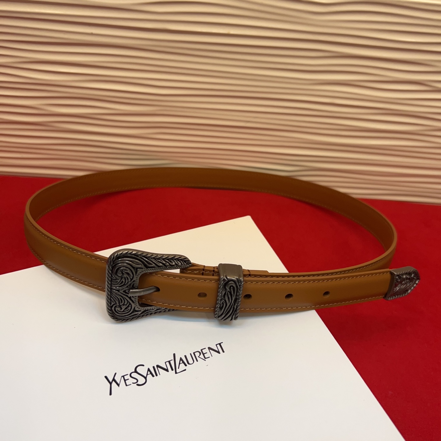 伊夫圣罗兰YSL自诞生的那一刻起，就在人们心中留下了色彩缤纷.浪漫高雅的形象，经典而不落俗套是他的特征。