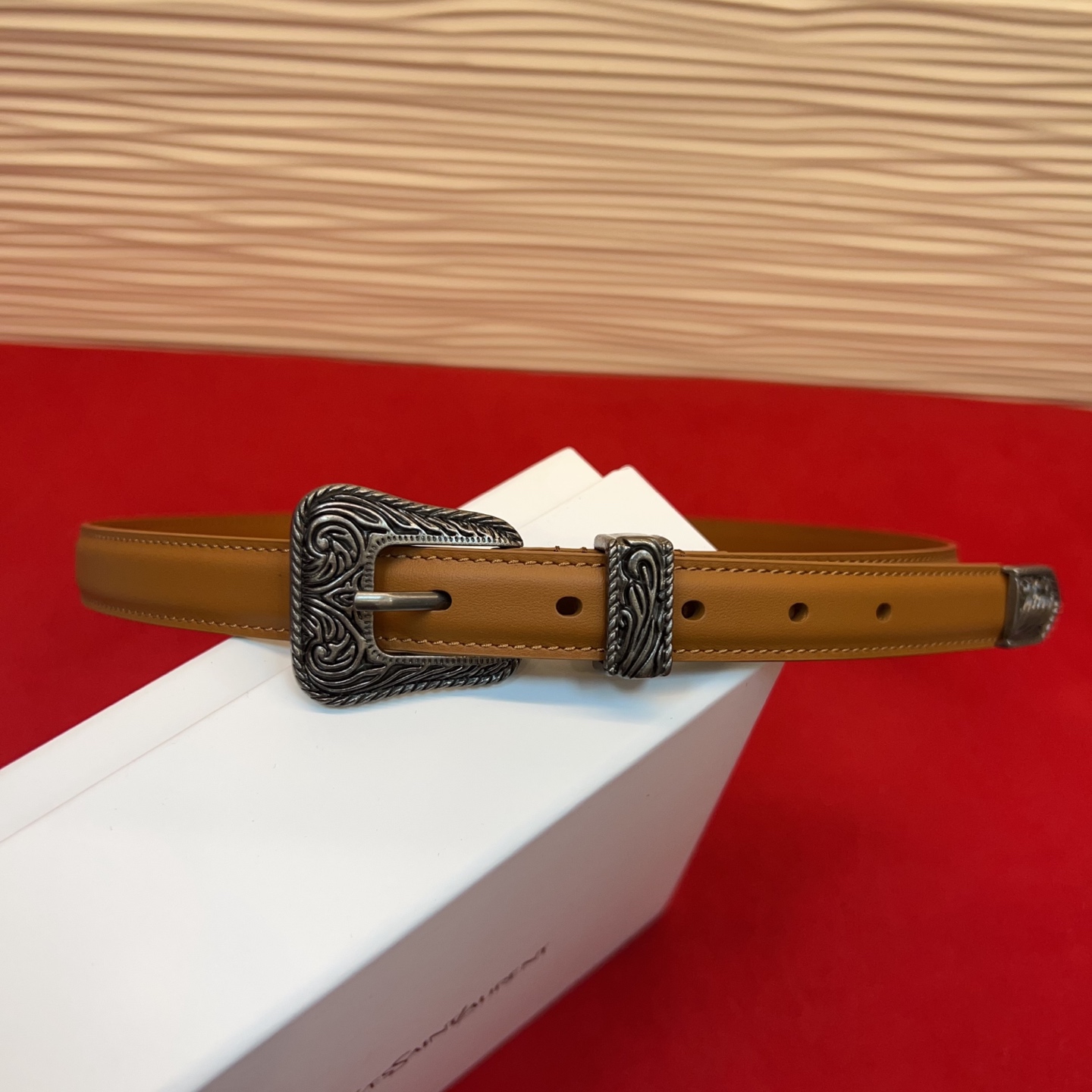 伊夫圣罗兰YSL自诞生的那一刻起，就在人们心中留下了色彩缤纷.浪漫高雅的形象，经典而不落俗套是他的特征。