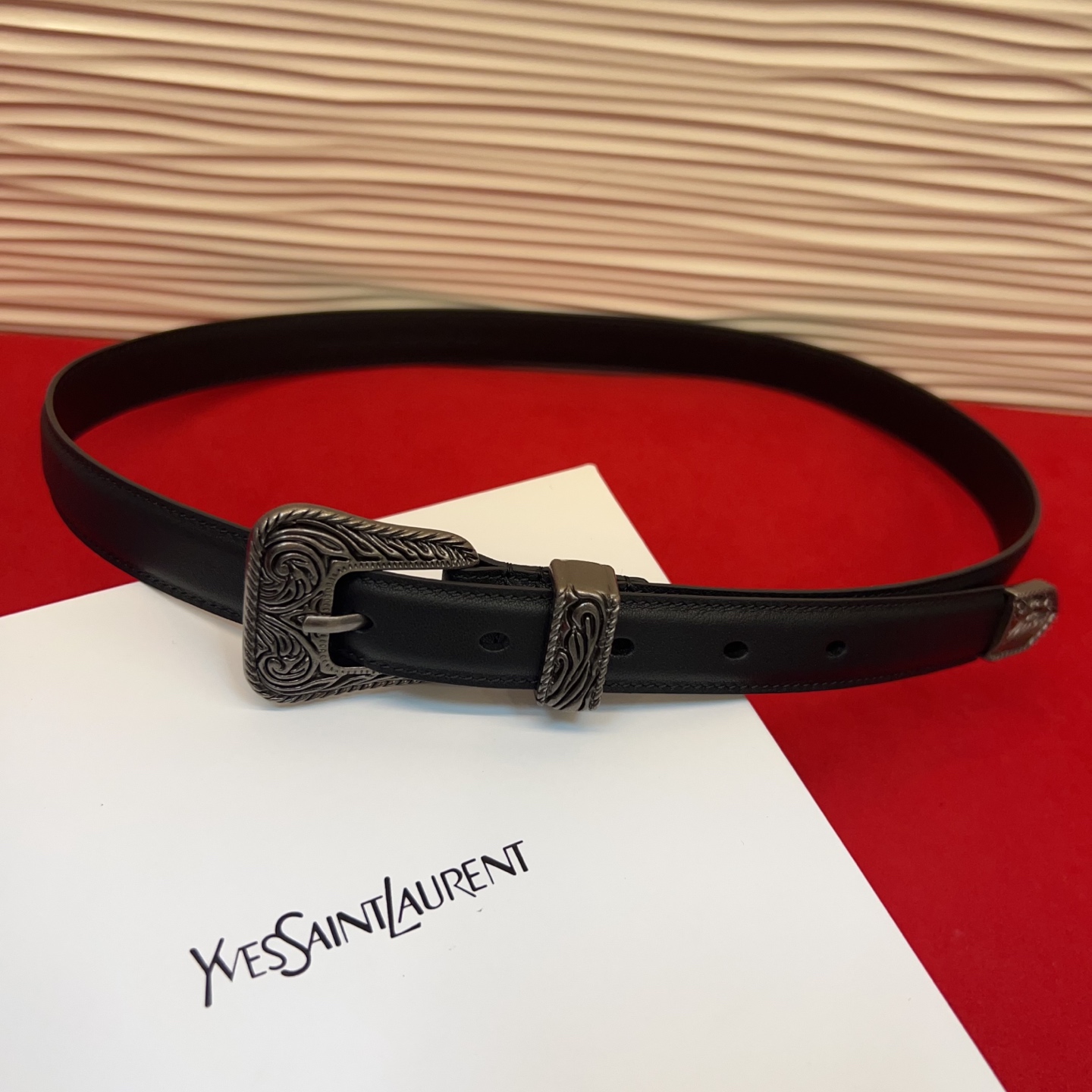 伊夫圣罗兰YSL自诞生的那一刻起，就在人们心中留下了色彩缤纷.浪漫高雅的形象，经典而不落俗套是他的特征。