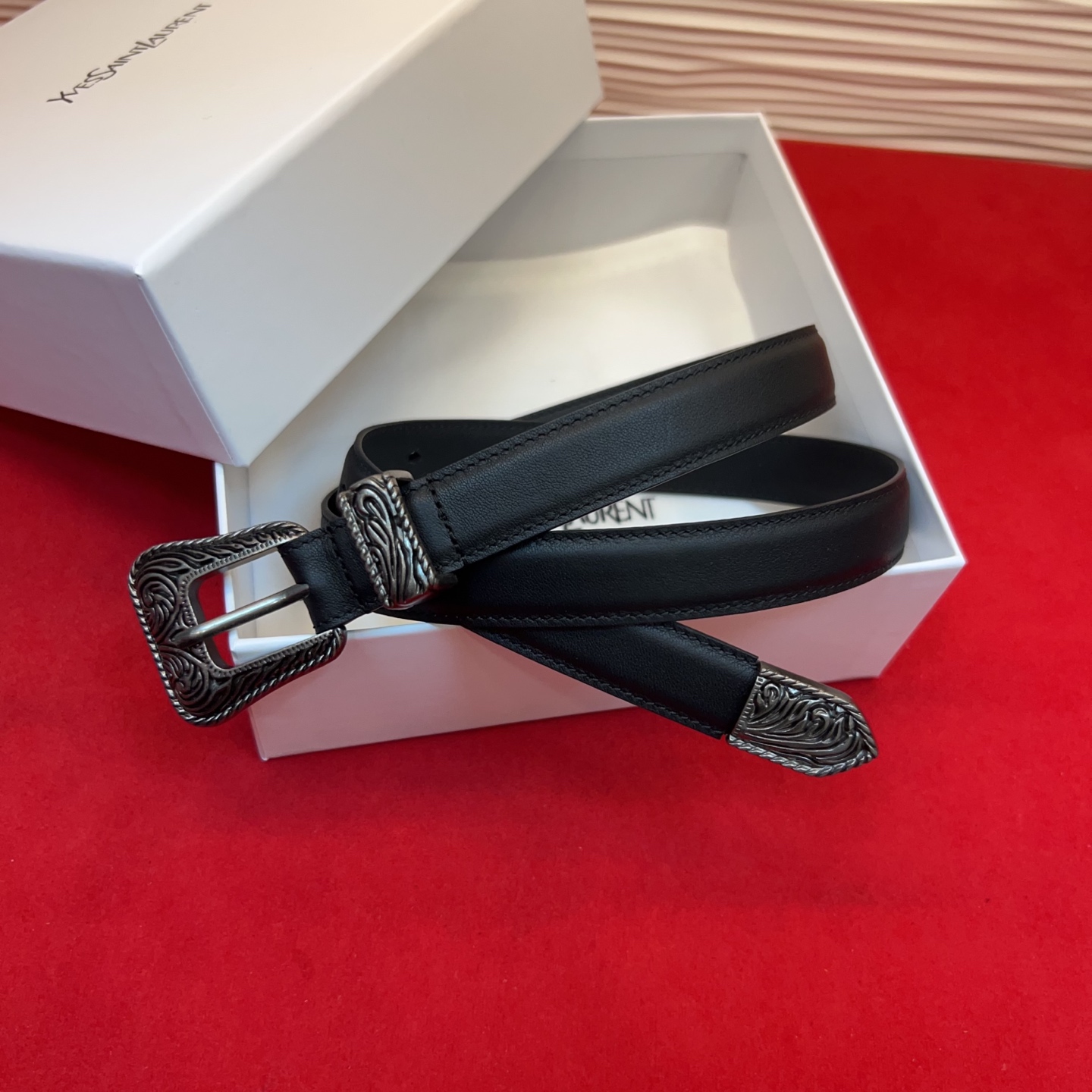 伊夫圣罗兰YSL自诞生的那一刻起，就在人们心中留下了色彩缤纷.浪漫高雅的形象，经典而不落俗套是他的特征。