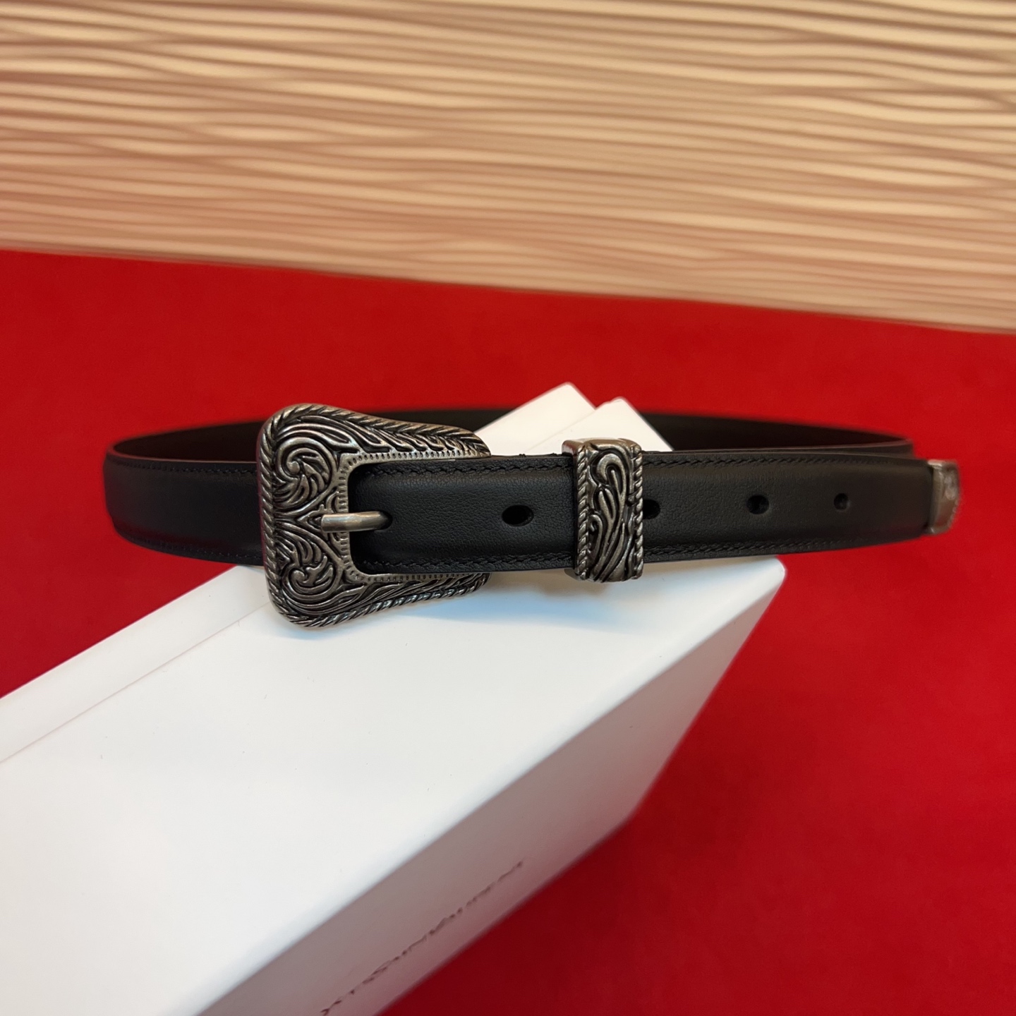 伊夫圣罗兰YSL自诞生的那一刻起，就在人们心中留下了色彩缤纷.浪漫高雅的形象，经典而不落俗套是他的特征。