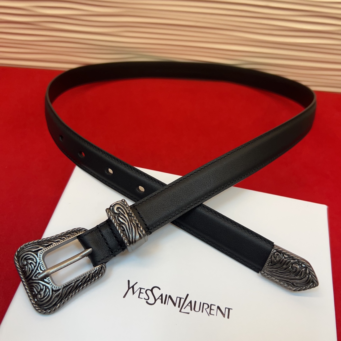 伊夫圣罗兰YSL自诞生的那一刻起，就在人们心中留下了色彩缤纷.浪漫高雅的形象，经典而不落俗套是他的特征。