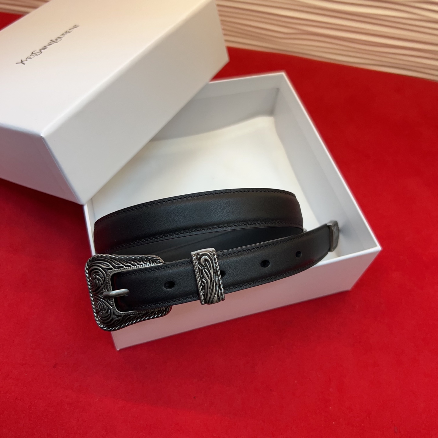 伊夫圣罗兰YSL自诞生的那一刻起，就在人们心中留下了色彩缤纷.浪漫高雅的形象，经典而不落俗套是他的特征。