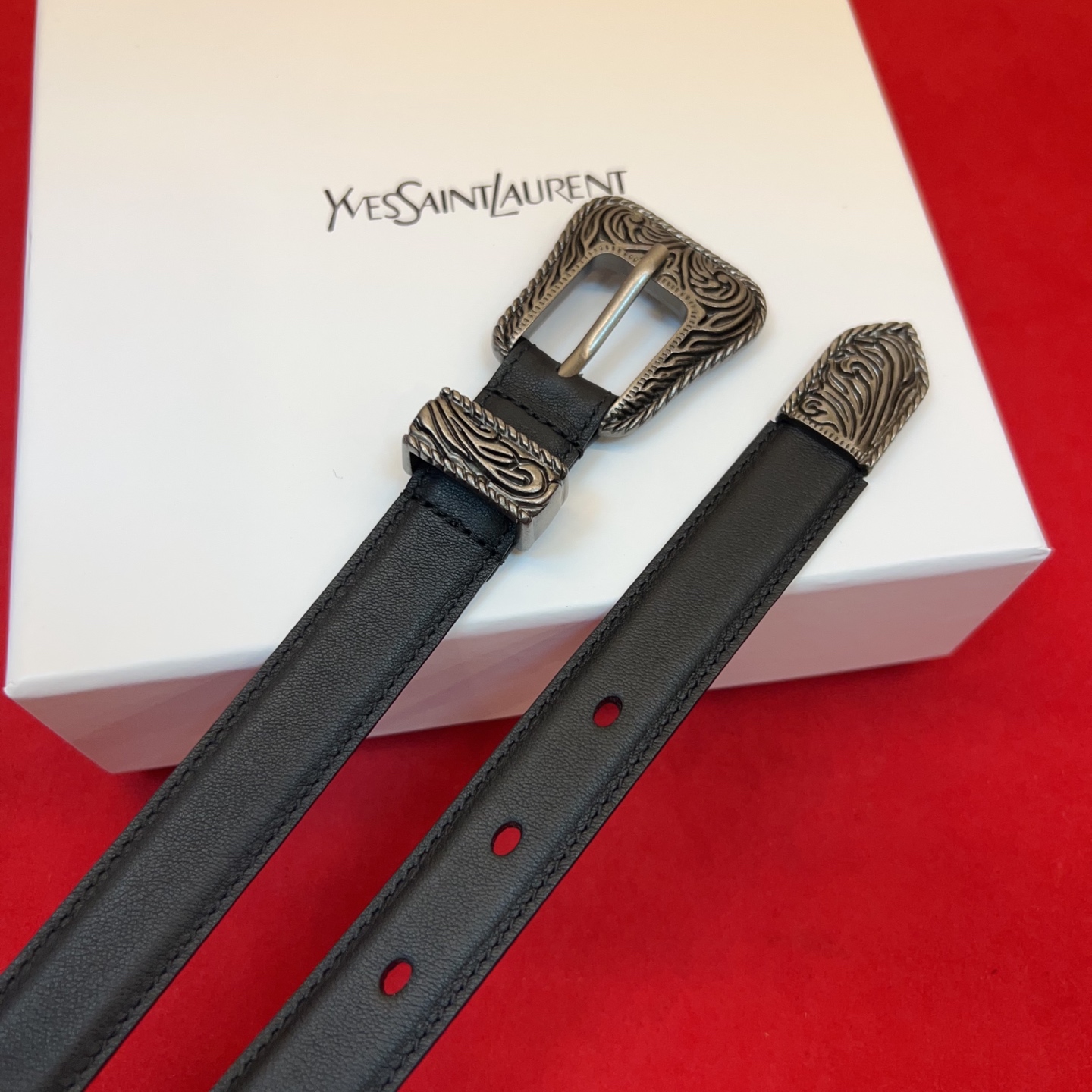 伊夫圣罗兰YSL自诞生的那一刻起，就在人们心中留下了色彩缤纷.浪漫高雅的形象，经典而不落俗套是他的特征。