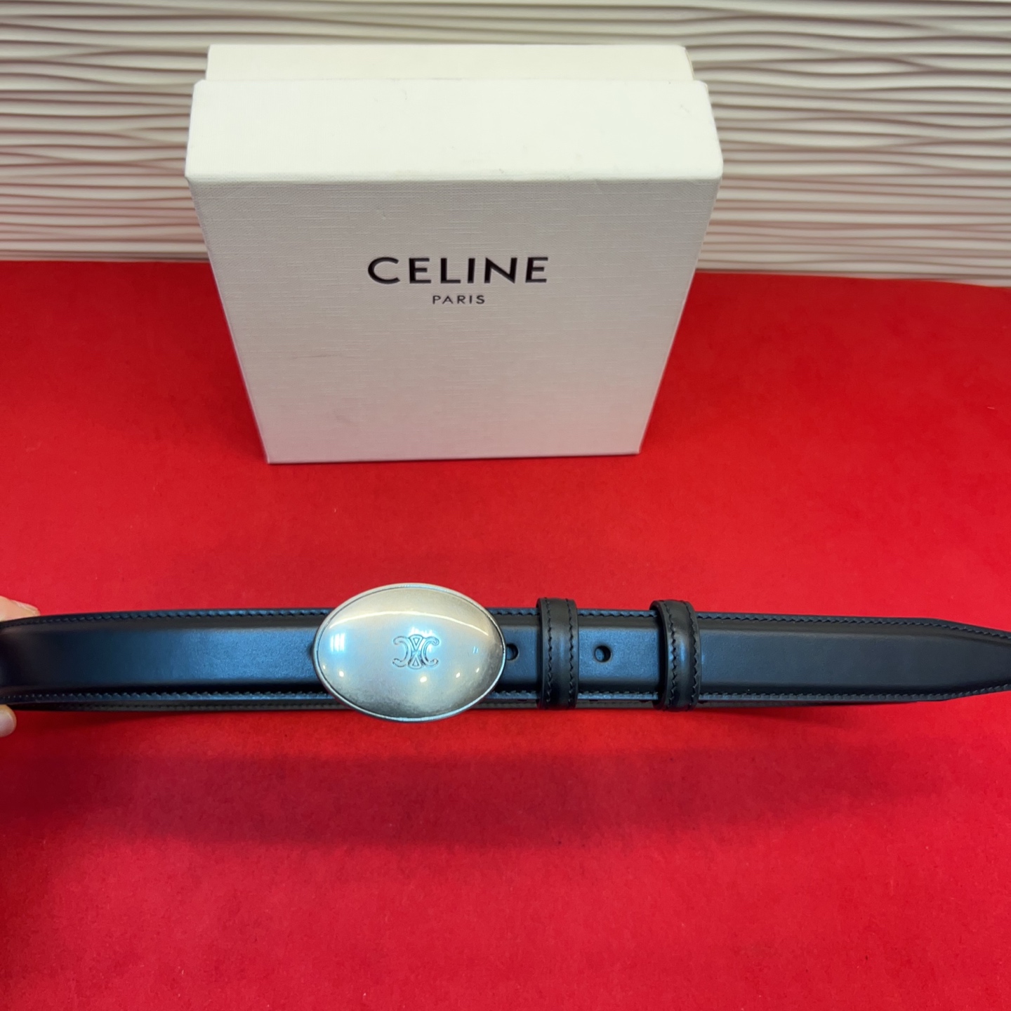 TEEN TRIOMPHE腰带荧光白纤细版型，可搭配经典西装外套、裙装，增添高雅气质2.5Cm。75一1