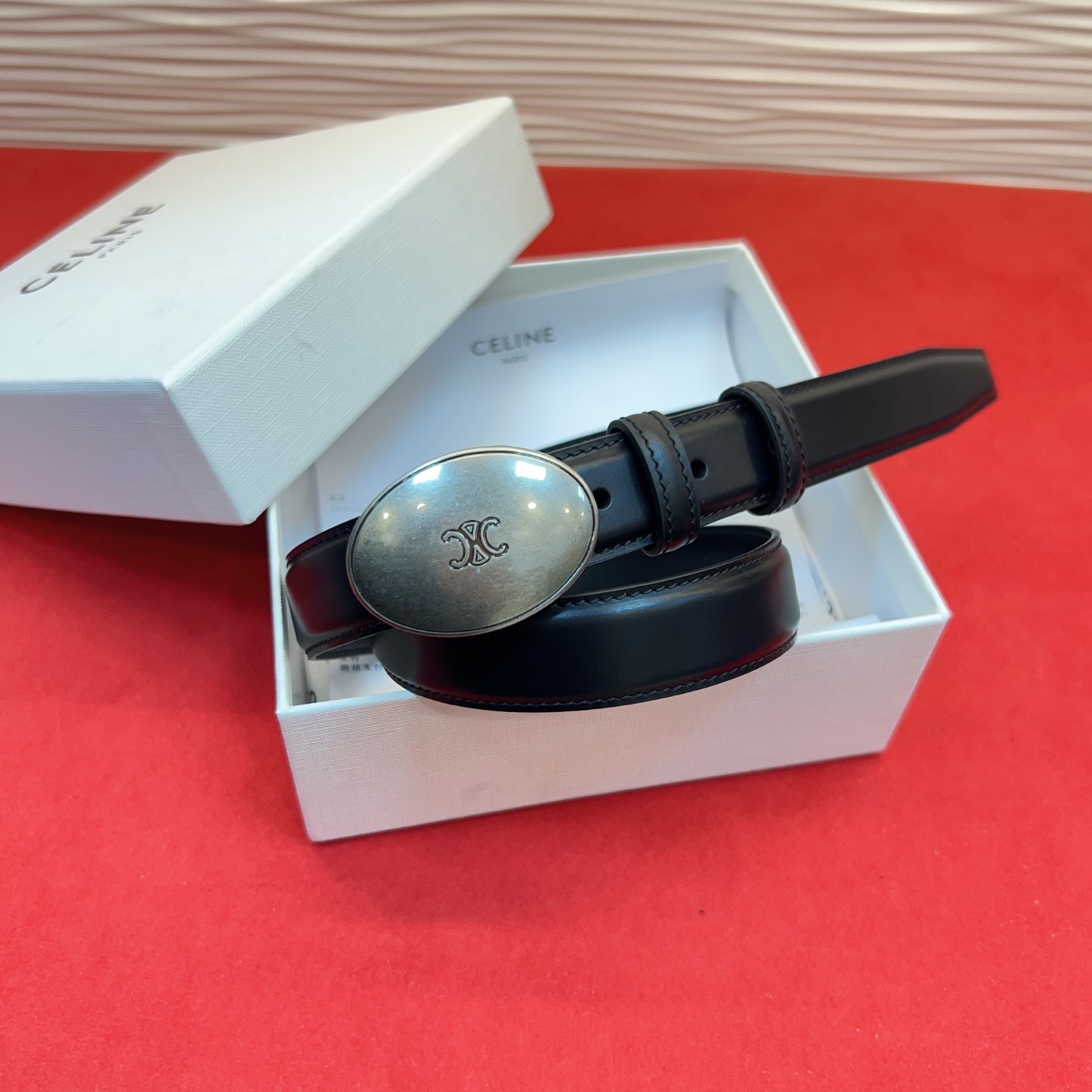 TEEN TRIOMPHE腰带荧光白纤细版型，可搭配经典西装外套、裙装，增添高雅气质2.5Cm。75一1