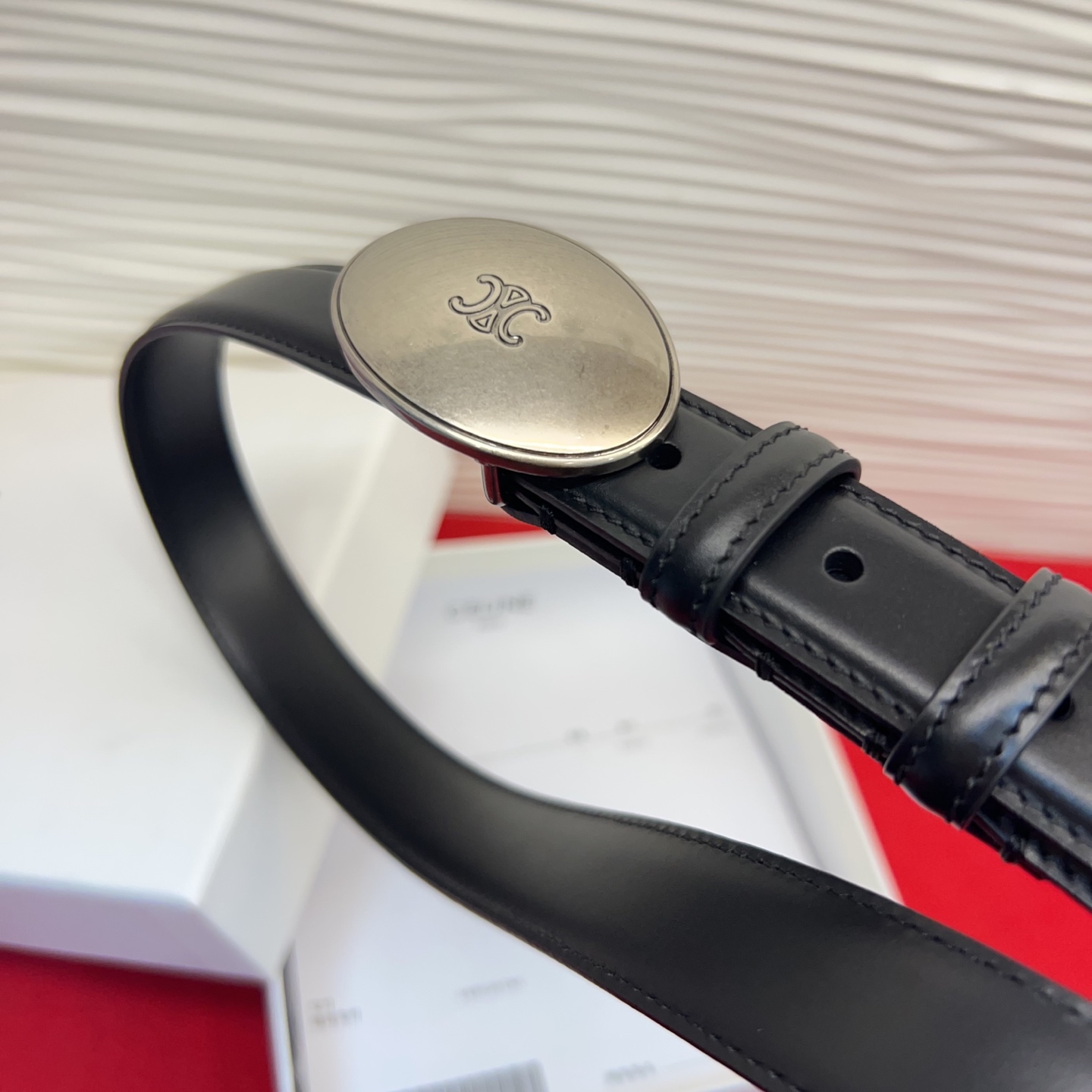 TEEN TRIOMPHE腰带荧光白纤细版型，可搭配经典西装外套、裙装，增添高雅气质2.5Cm。75一1