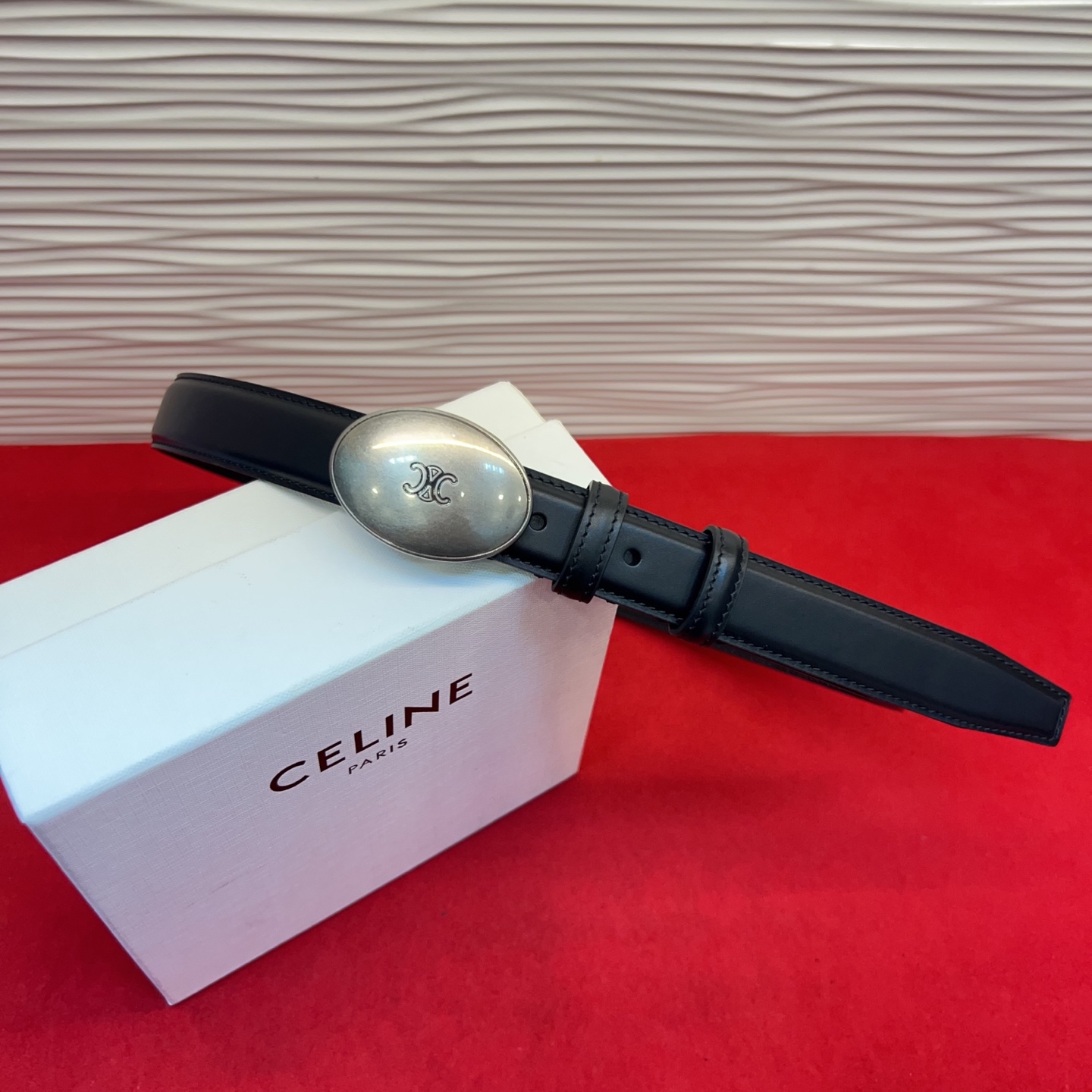 TEEN TRIOMPHE腰带荧光白纤细版型，可搭配经典西装外套、裙装，增添高雅气质2.5Cm。75一1