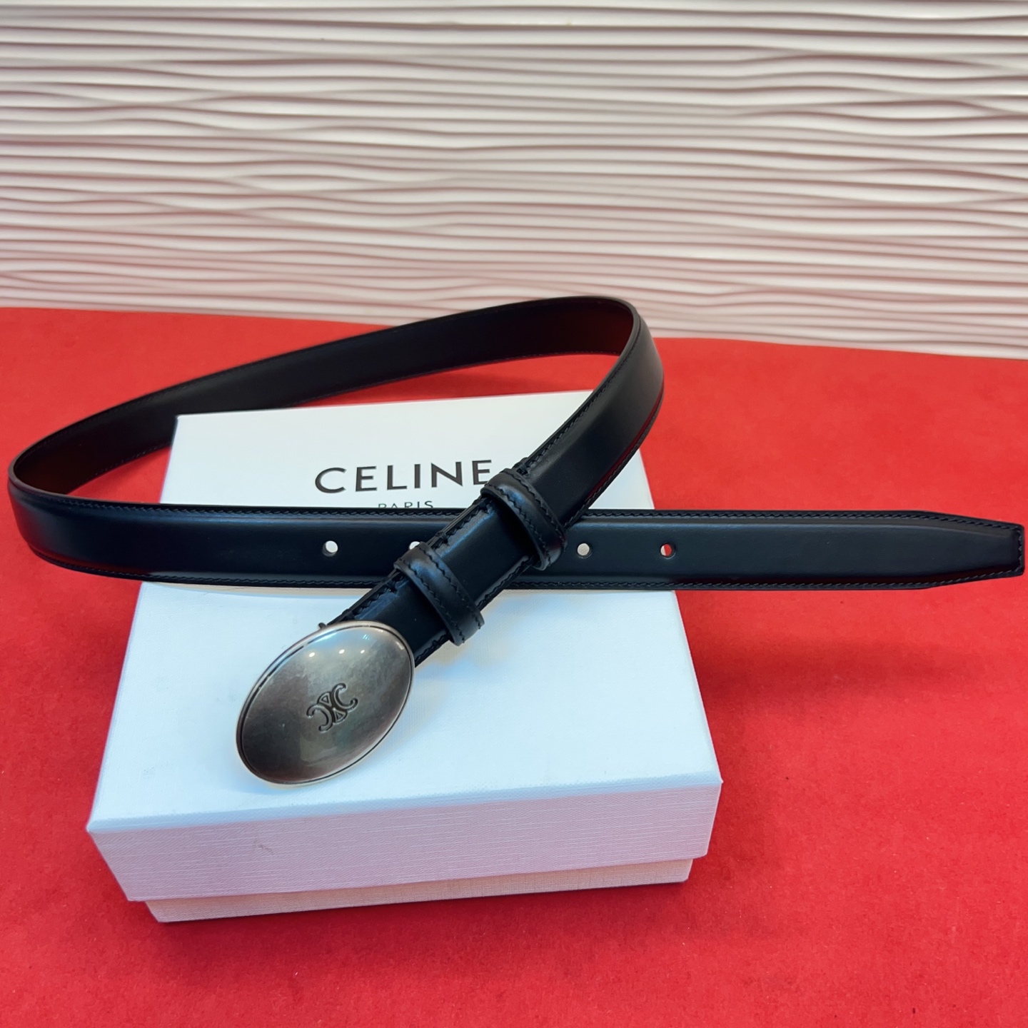 TEEN TRIOMPHE腰带荧光白纤细版型，可搭配经典西装外套、裙装，增添高雅气质2.5Cm。75一1