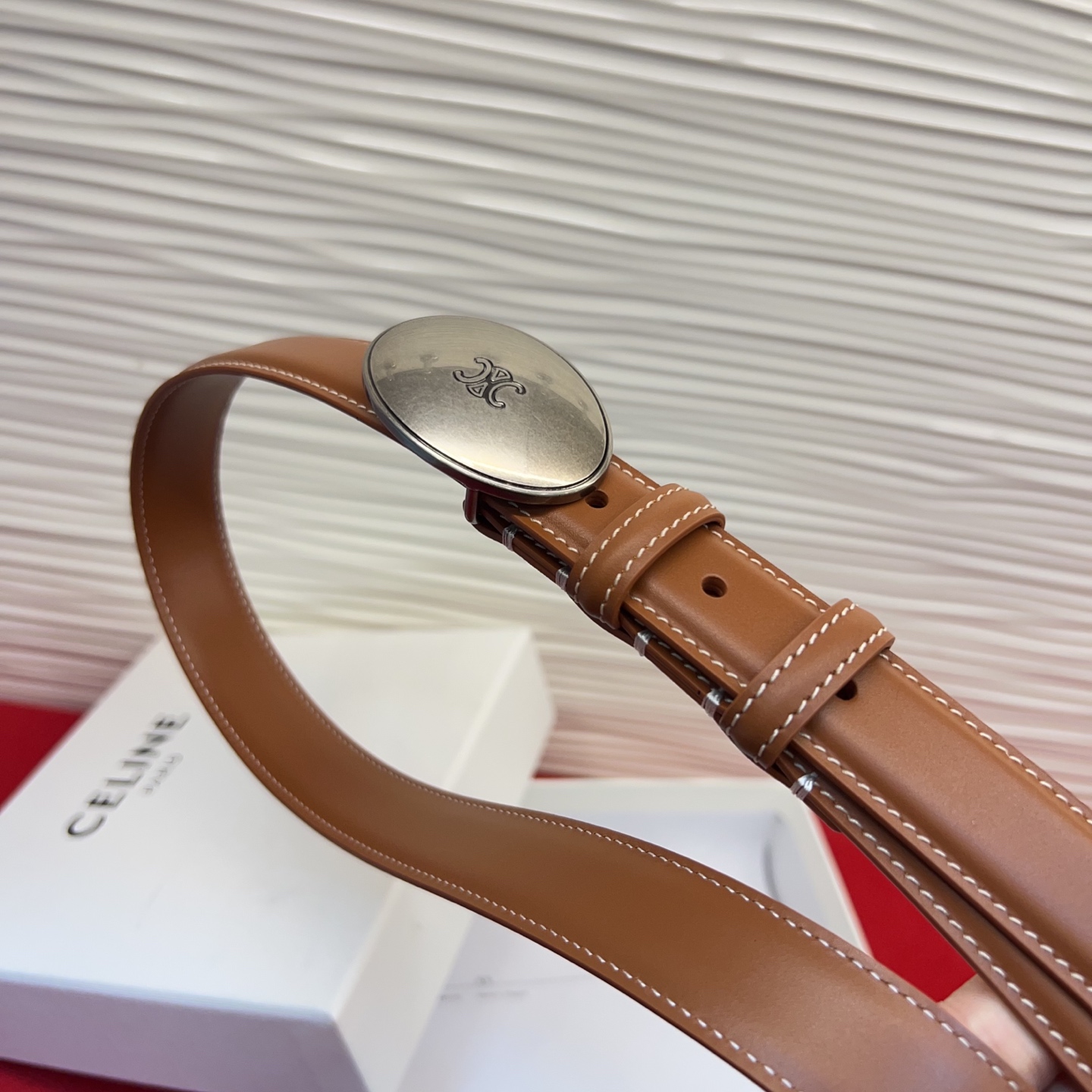 TEEN TRIOMPHE腰带荧光白纤细版型，可搭配经典西装外套、裙装，增添高雅气质2.5Cm。75一1