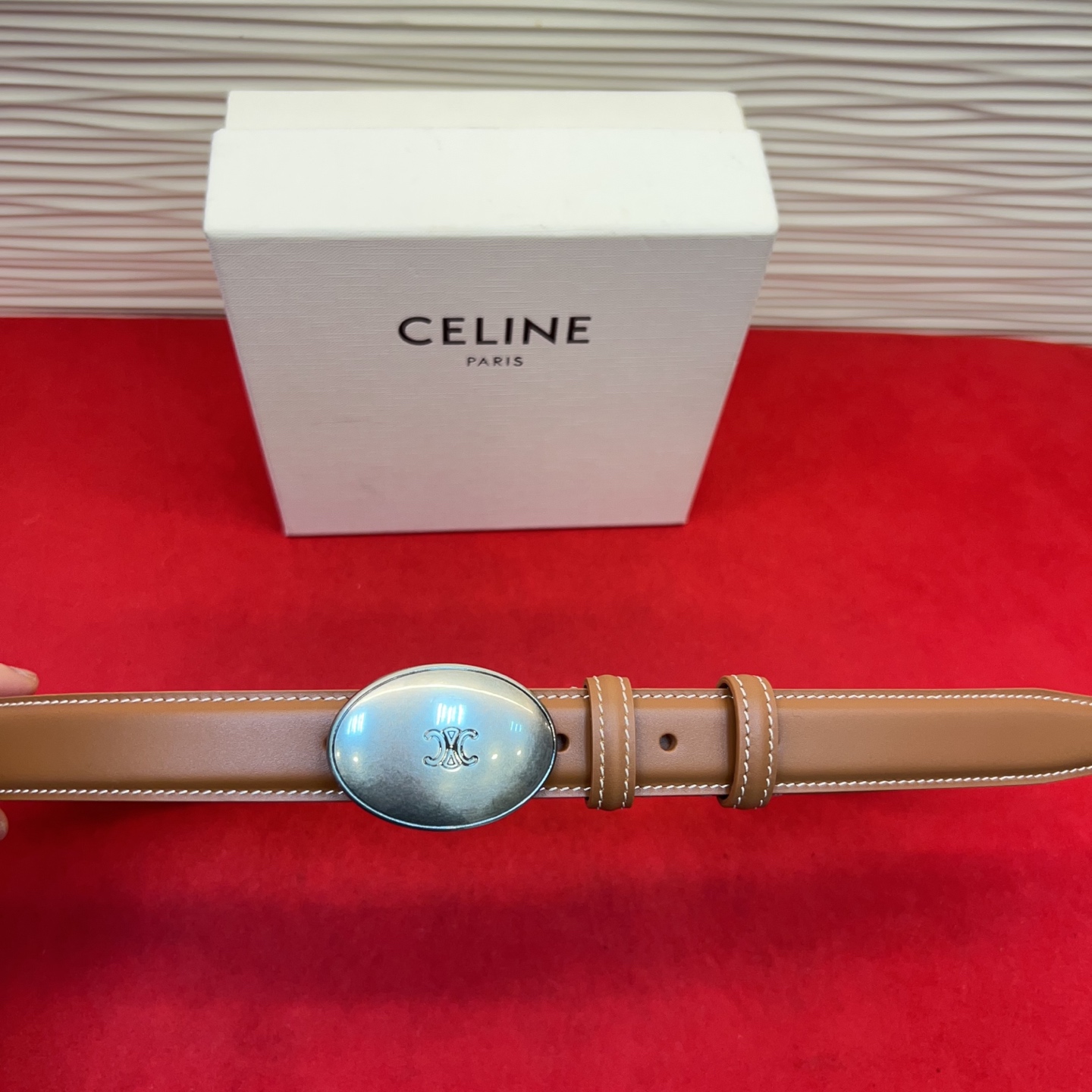 TEEN TRIOMPHE腰带荧光白纤细版型，可搭配经典西装外套、裙装，增添高雅气质2.5Cm。75一1