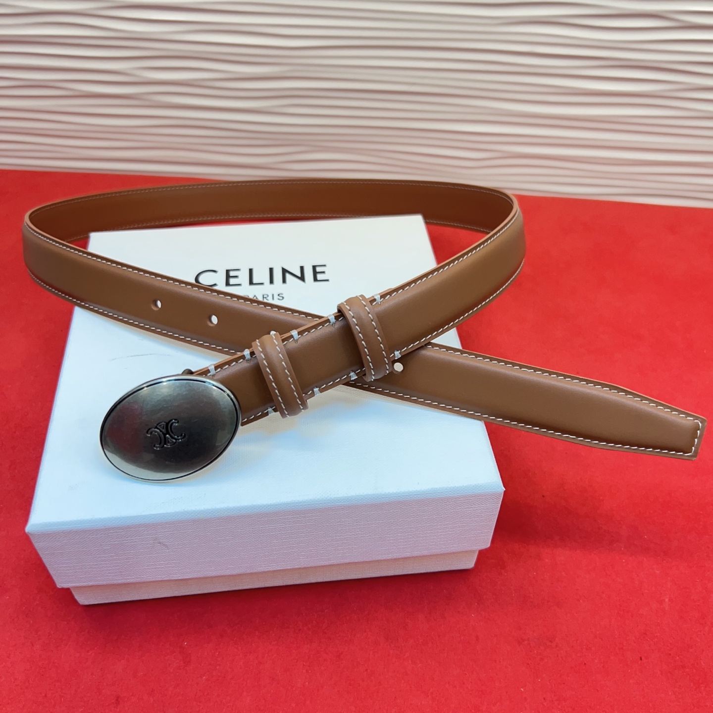 TEEN TRIOMPHE腰带荧光白纤细版型，可搭配经典西装外套、裙装，增添高雅气质2.5Cm。75一1