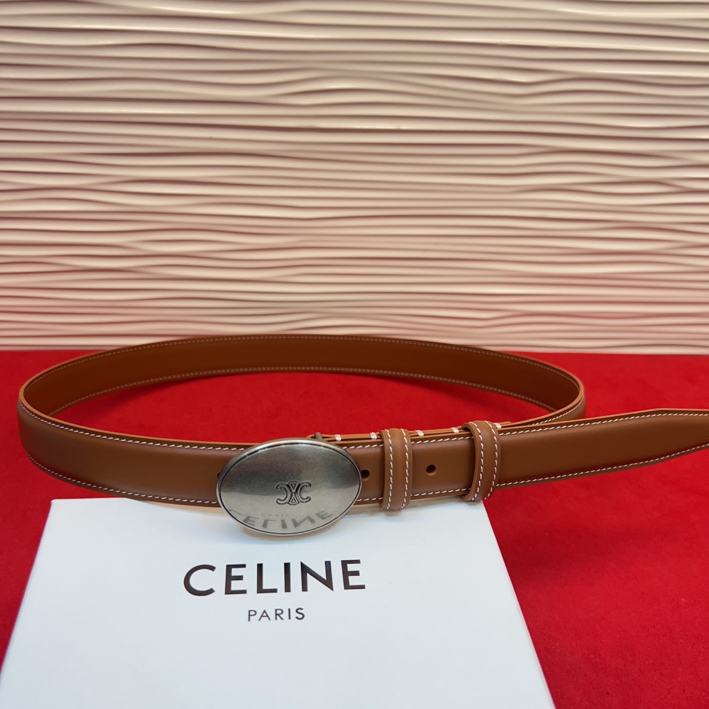 TEEN TRIOMPHE腰带荧光白纤细版型，可搭配经典西装外套、裙装，增添高雅气质2.5Cm。75一1