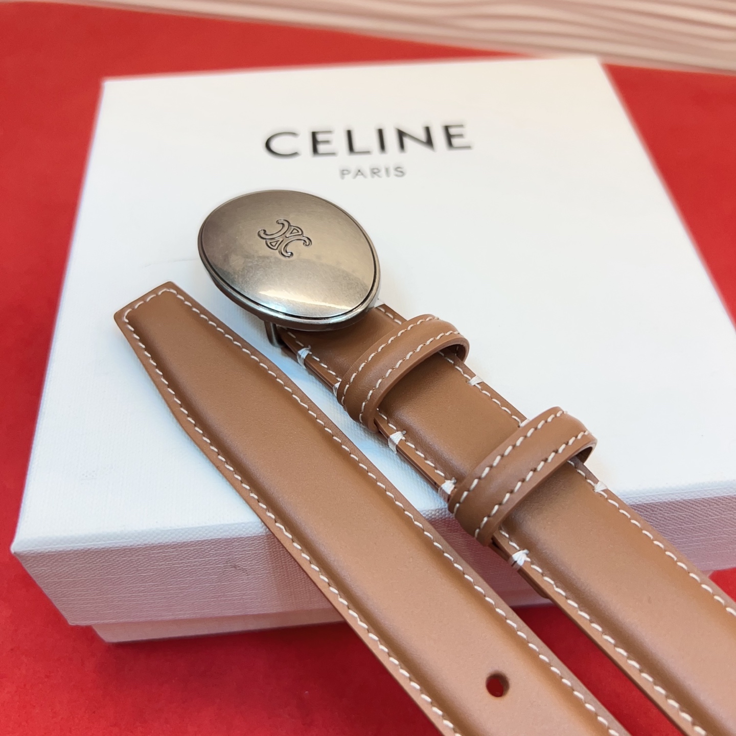 TEEN TRIOMPHE腰带荧光白纤细版型，可搭配经典西装外套、裙装，增添高雅气质2.5Cm。75一1