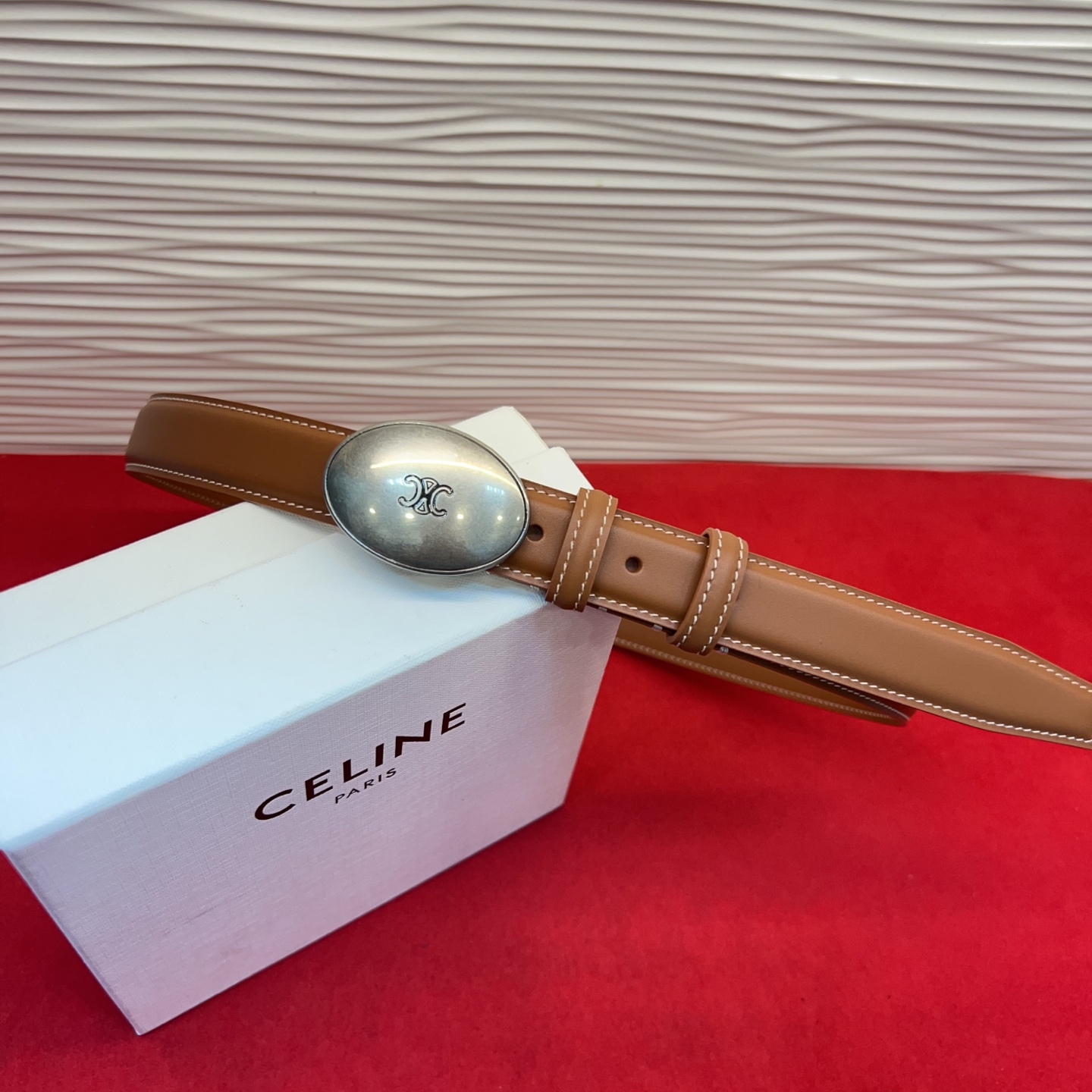 TEEN TRIOMPHE腰带荧光白纤细版型，可搭配经典西装外套、裙装，增添高雅气质2.5Cm。75一1