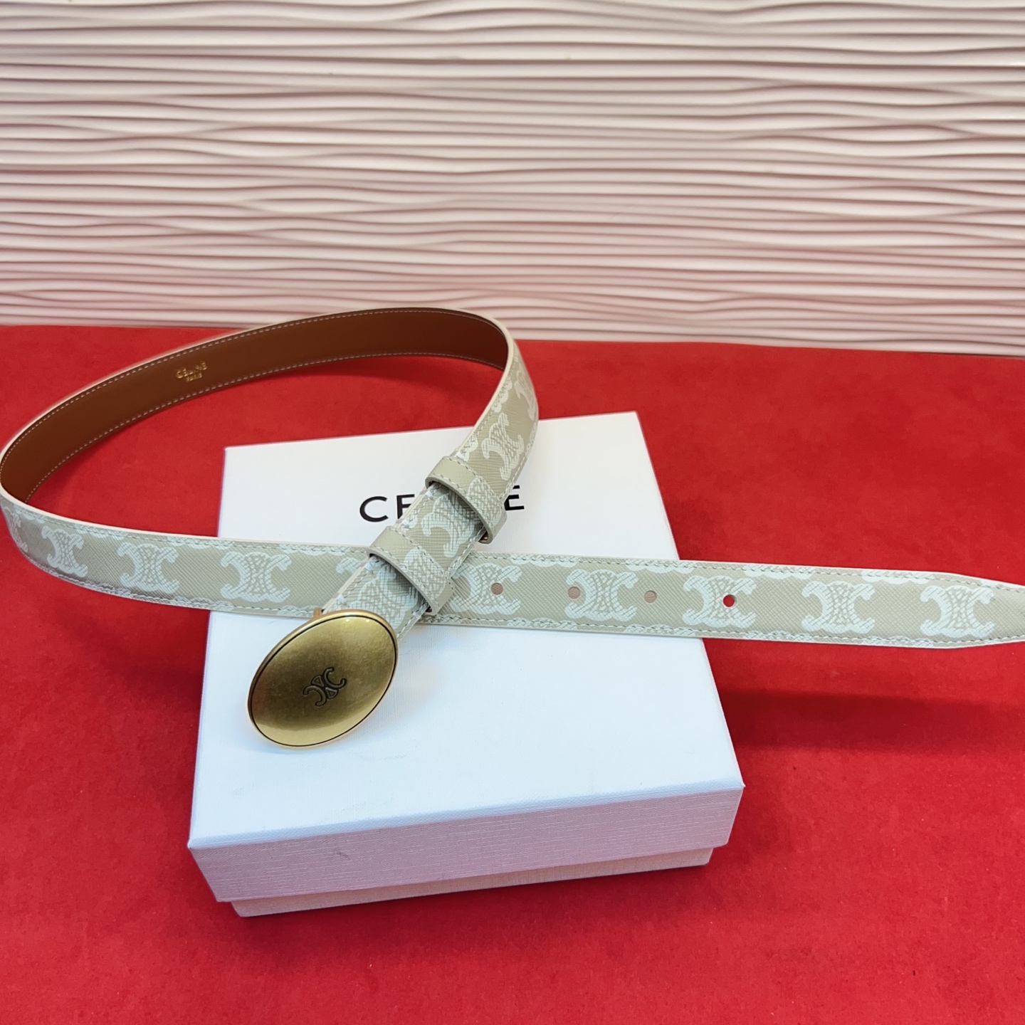 TEEN TRIOMPHE腰带荧光白纤细版型，可搭配经典西装外套、裙装，增添高雅气质2.5Cm。75一1